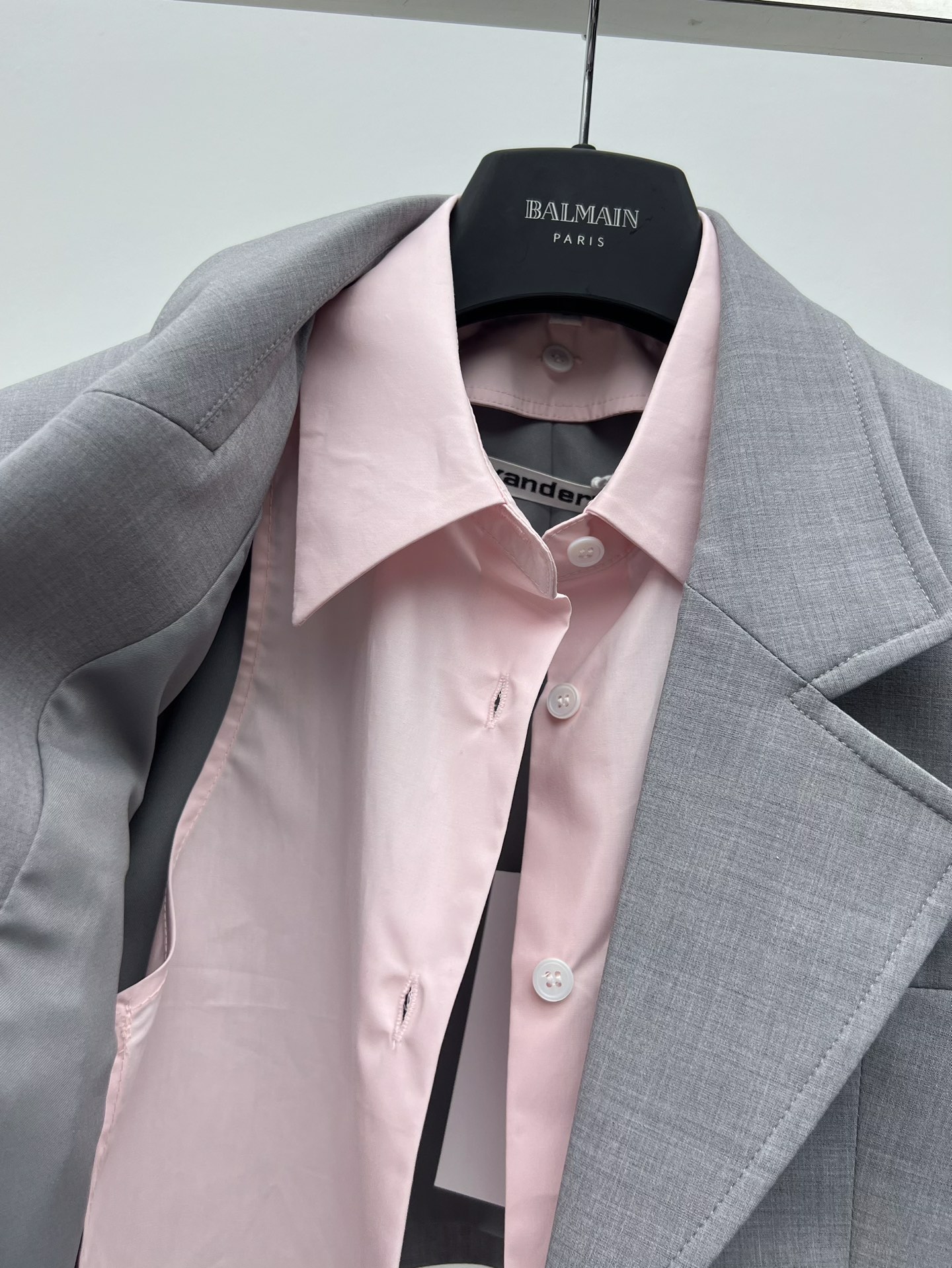 “Modern Silk Suit with Decorative Sleeves and Brand Style” - 图片 4