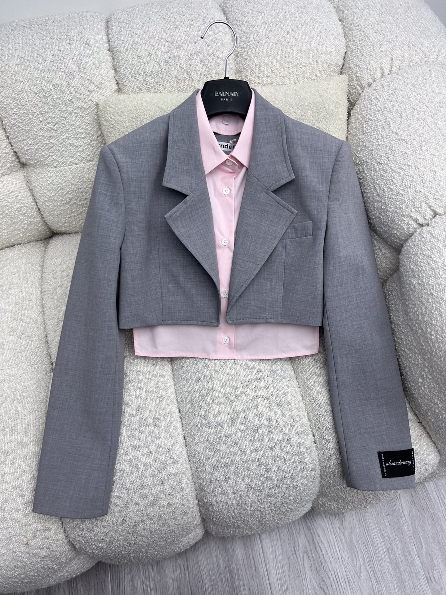 “Modern Silk Suit with Decorative Sleeves and Brand Style” - 图片 9