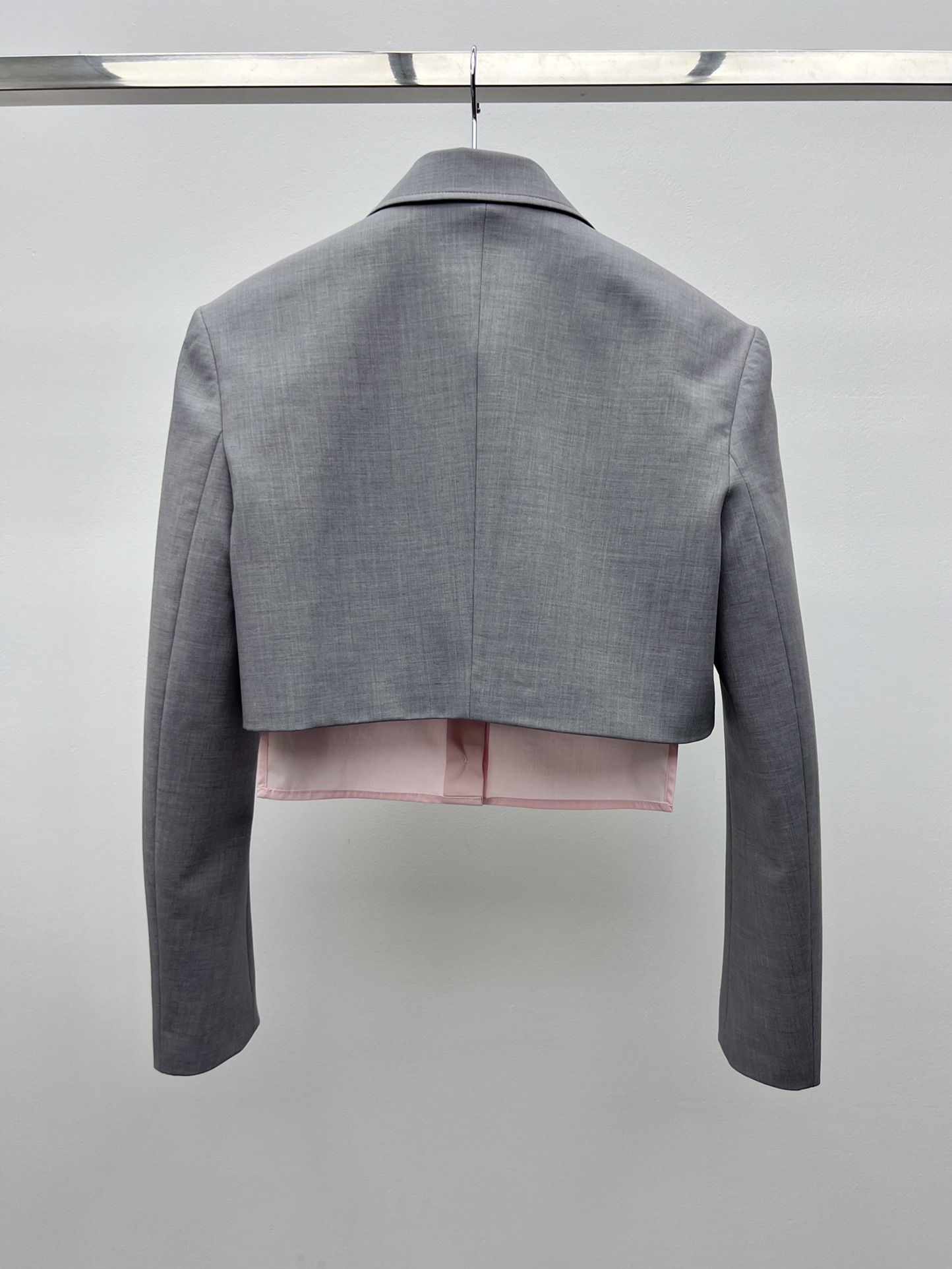 “Modern Silk Suit with Decorative Sleeves and Brand Style” - 图片 7