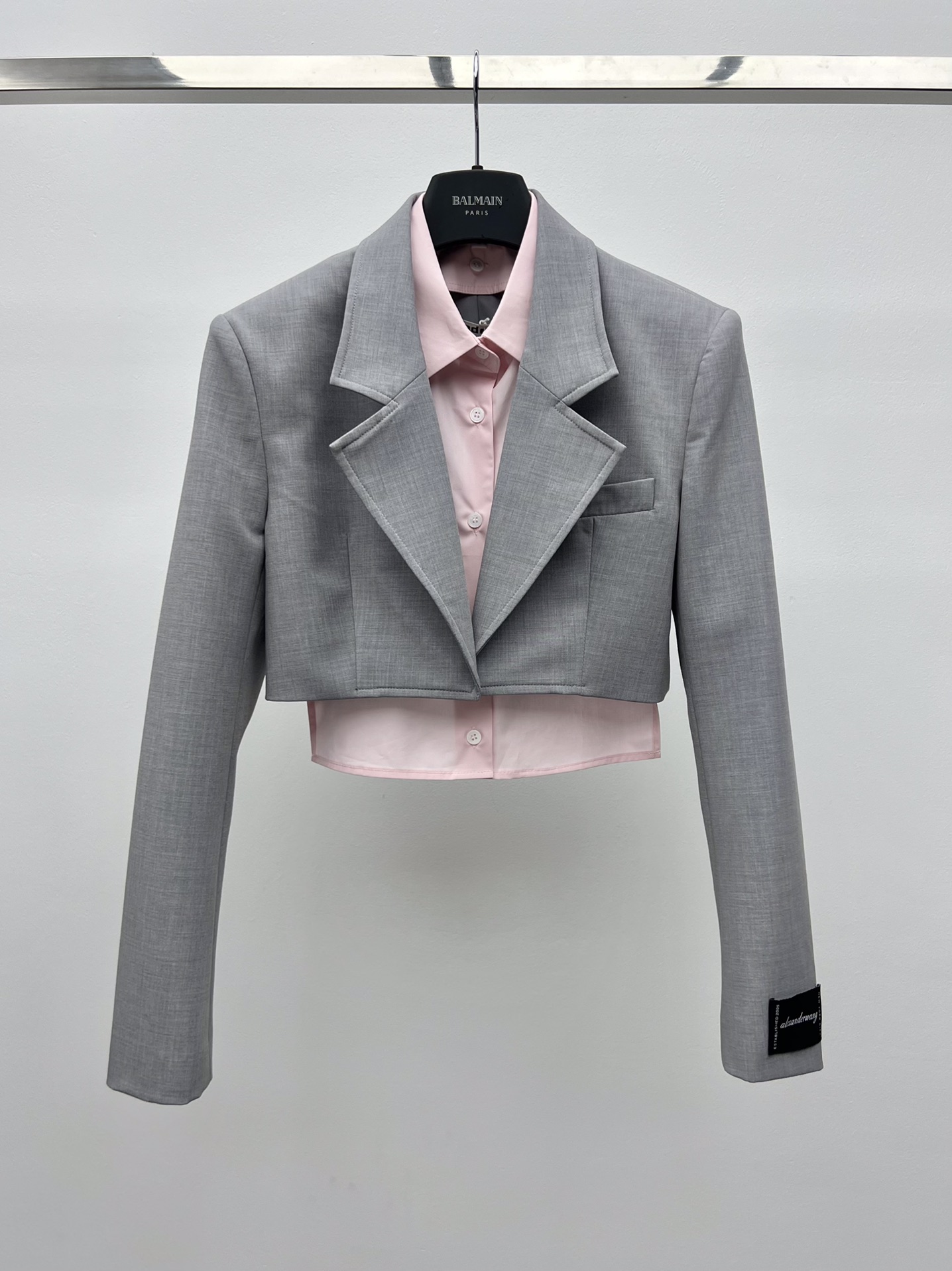 “Modern Silk Suit with Decorative Sleeves and Brand Style” - 图片 2