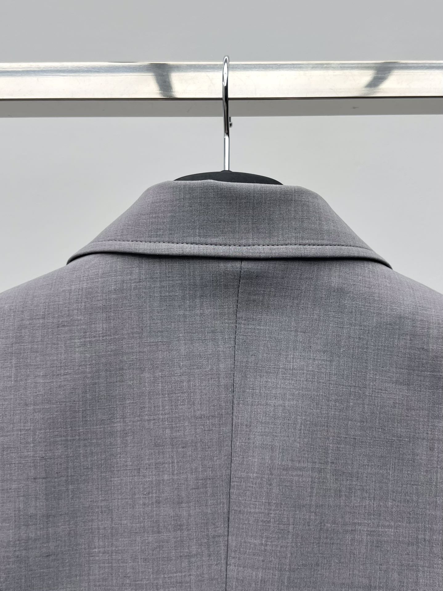 “Modern Silk Suit with Decorative Sleeves and Brand Style” - 图片 8