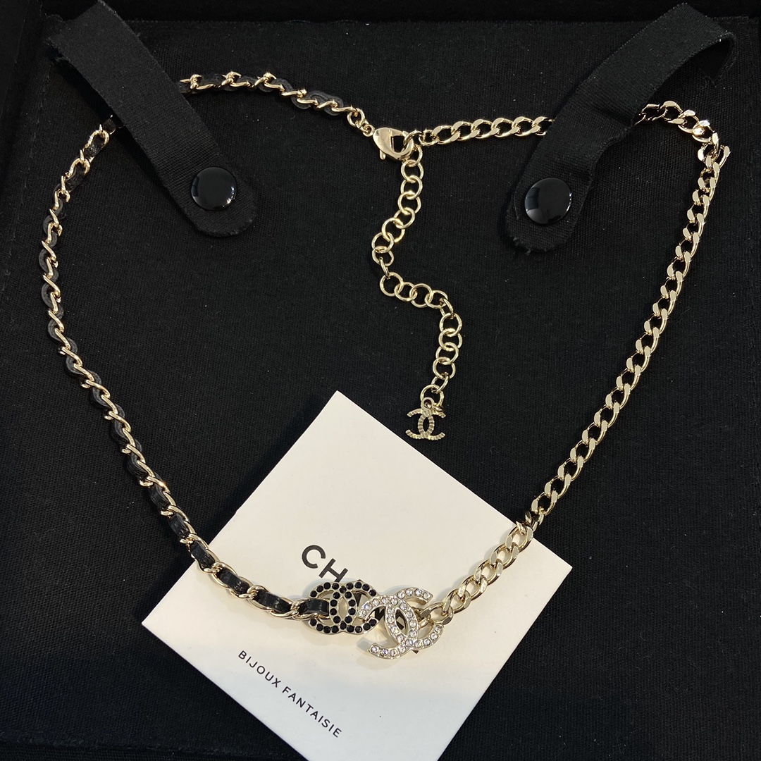【XX584】 【CH@NEL Collar/choker de cadena de cuero con dos C en contraste de colores 22B】 Largo ajustable❗️🤩¡Simplemente…