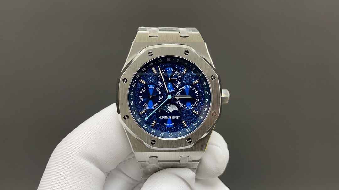 NO:944404,Produced by TW, white shell, blue gold, black shell, TW Factory AP Audemars Piguet Royal Oak 26574ST series PG6 men's watch!  A perfect and personalized experience!  1 diameter 41MM!  2 is equipped with a customized version of Cal.5134 movement, which perfectly restores functions!  3. All functions such as calendar, day of the week, month, moon phase, etc. are all real functions and can be used normally (steel belt, tape, and belt models are optional). 3. The watch case is made of 316L fine steel. The entire shell is CNC processed with high precision, and the density is consistent with the original!  4 The entire text is perfectly presented in accordance with the original color!  5-piece shell set with ring opening, shell and bottom cover. The overall angle perfectly reflects the brushing process. The fusion of quality and beauty. The best luxury gift recommendation. Please look for TW’s exclusive quality, audemars19860909TW 出品 白壳 蓝 金 黑壳  TW Factory AP 爱彼皇家橡树 26574ST系列PG6男士腕表！完美与个性的体验！ 1直径41MM！ 2搭载定制版Cal.5134机芯,完美还原功 能！ 3日历,星期,月份,月相等一切功能均为真功能可正常使用（可选配钢带款,胶带款,皮带款） 3表壳采用316L精钢材质,整壳CNC高精准处理,密度与原装吻合！ 4字面整体按照原装颜色完美呈现！ 5壳套分圈口.壳.底盖三件套,整体角度完美体现拉丝工艺,品质与美的融合送礼最佳奢华推荐请认准TW独家品质,,audemars,Watch