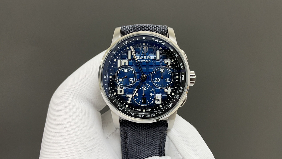 NO:553212,AP Royal Oak 26048 Offshore 41 Love Chronograph Mechanical Watch 1. The case is top-notch treated according to the original mold opening and multiple processes. 2. The one-dimensional and neat disk 'biscuit texture' is exactly the same as the original. 3: The original mold opening details of the 316 stainless steel case have been polished and frosted through multiple processes. 4. The movement has accurate 9-digit small seconds. 5. The watch mirror is made of imported anti-glare crystal sapphire glass.  6. The strap is matched with imported Italian calfskin and canvas belts, and the buckle is a practical original pin buckle, size 41mm, highly recommended for entry-level Audemars Piguet, quality production, audemars, cowhide19860909AP皇家橡树26048离岸型41爱计时机械腕表 1.壳套按照原装开模多道工序顶级处理 2.一体字面立体工整的盘面“饼干纹理”和原装一模一样 3:316精钢表壳原装开模细节经过多道工序的打磨磨砂处理 4.机芯9字位小秒走时精准 5.表镜选用进口防眩水晶蓝宝石玻璃镜面 6.表带搭配进口意大利小牛皮以及帆布皮带,表扣实用原装针扣,尺寸41mm,爱彼入门级强烈推荐,精品打造,,audemars,cowhide,Watch