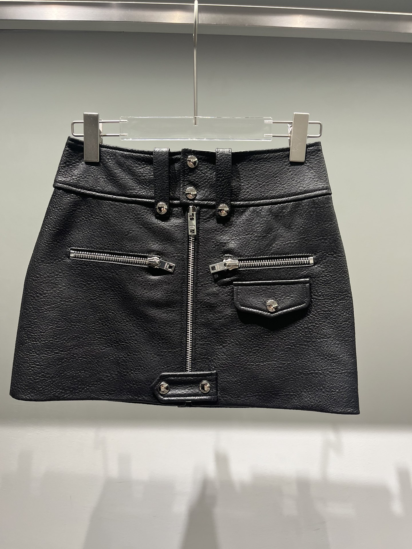 NO:742624,, Celine mini skirt, sheepskin leather is very textured and stylish, original hardware and accessories, Celine-clothing, celine, celine, skirts,19860909,Celine超短半身裙,羊泡皮非常有质感有型,原版五金和辅料,赛琳-服装,celine,celine,skirts,,Women's clothing