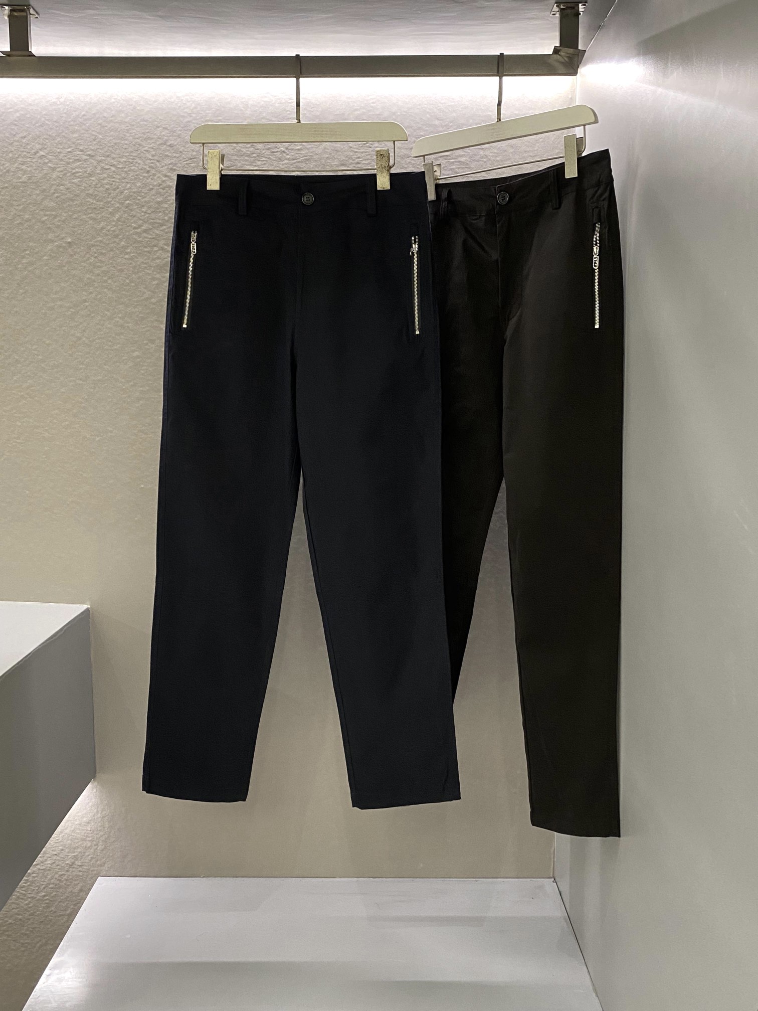 Fendi De gros
 Vêtements Culottes & Pantalons Noir Bleu profond Coton Série automne Fashion Peu importe