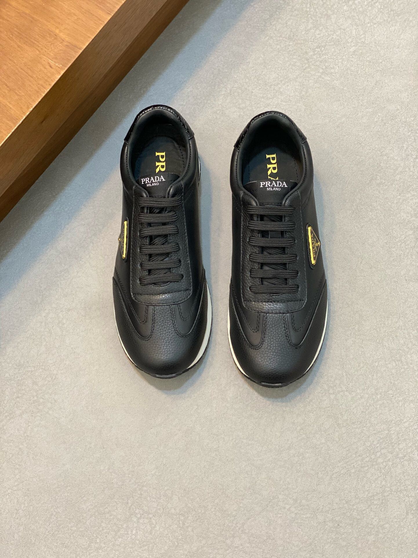 NO:218852,Brand P R A D A Color Original Color Pair Number 39-44 Customized 38.45 Price Material Prada New Product Original Single-Custom Low-top Casual Sports Shoes!  The upper is made of original soft cowhide with Prada logo cowhide inner lining. The original molded outsole of cowhide is made of high quality, worth owning. Prada, prada, sneakers, cowhide19860909品牌P R A D A 颜色原版配色 码数39-44定做38.45 价格 材质普拉达新品原单货低帮休闲运动鞋！鞋面采用原版柔软牛皮搭配普拉达标识牛皮内里 牛皮垫脚原版开模大底、高品质值得拥有,普拉达,prada,sneakers,cowhide,Men's shoes