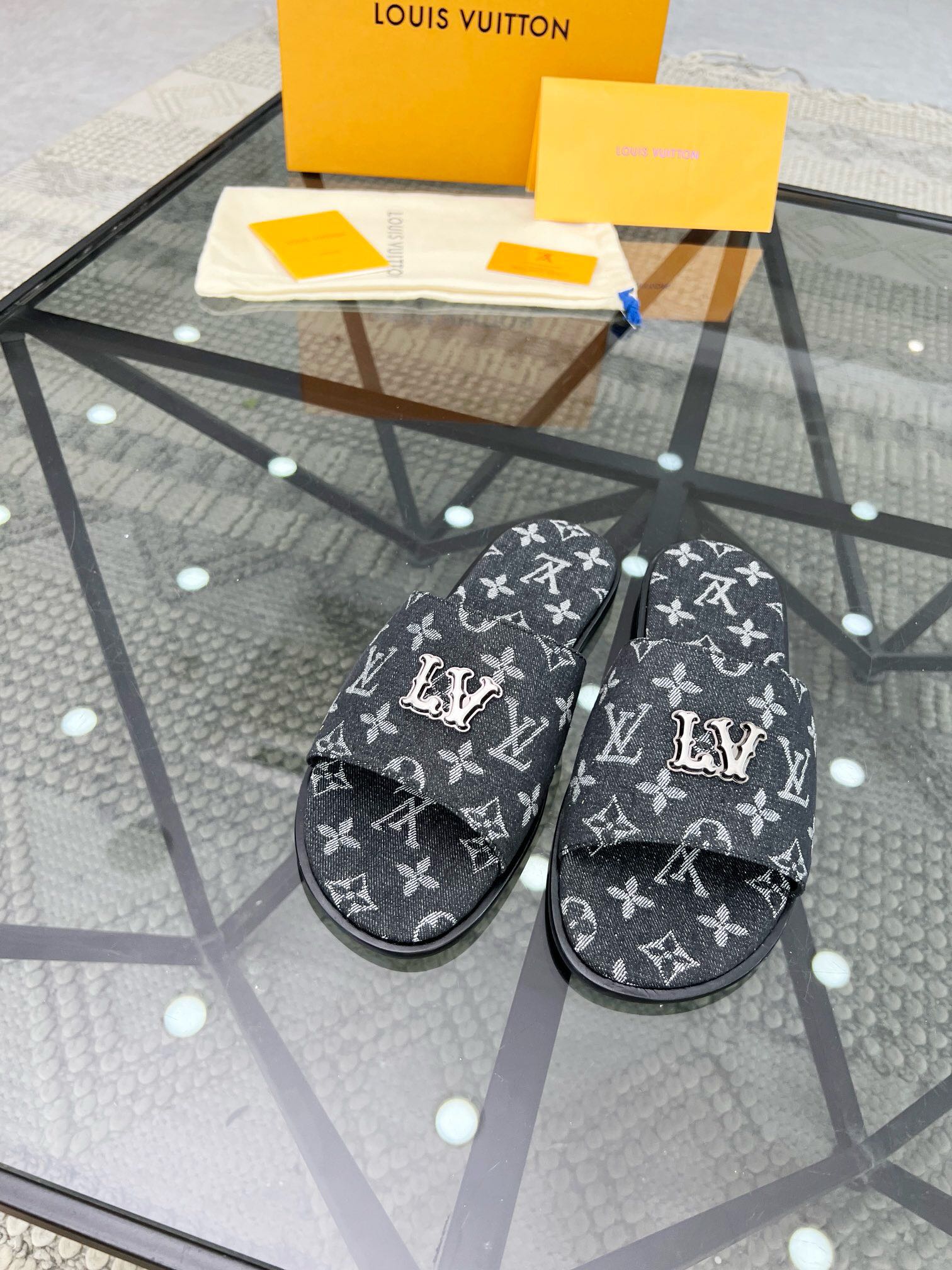 NO:217012,Brand LOUIS VUITTON original color matching code number 39-44 customized 38.45.46 Price Material Louis Vuitton new model Men's slippers, 1:1 high-end quality, top layer cowhide material, matched with classic presbyopia logo, splicing color craftsmanship Original (real leather outsole) casual, fashionable, comfortable, high-quality and boutique, must-have in summer!  , Louis Vuitton - slippers - sandals, louis vuitton, louis vuitton, sandals, slippers, cowhide, Leather soles19860909品牌LOUIS VUITTON 颜色原版配色 码数39-44定做38.45.46 价格 材质路易威登新款 男士 拖鞋,1:1高端品质,头层牛皮材质 搭配经典老花logo,拼接色彩工艺 原版（真皮大底）休闲 时尚 舒适型,高品质精品,夏季必备哦！,路易威登-拖鞋-凉鞋,louis vuitton,louis vuitton,sandals,slippers,cowhide,Leather soles,Men's shoes