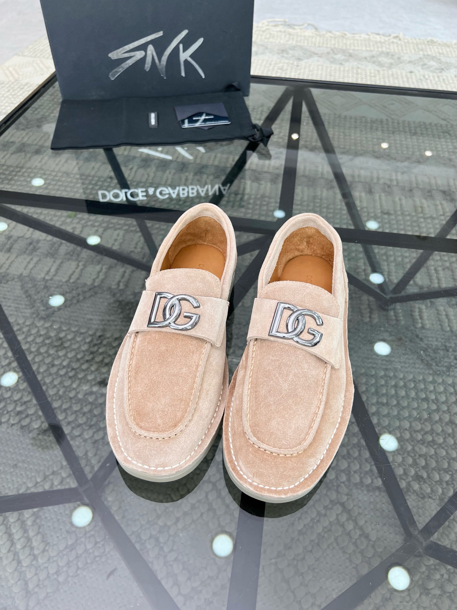 NO:218781,Men's new DG lazy footwear This shoe is made of soft calfskin, exquisite and fashionable. The original non-slip rubber outsole uses a bag-like structure to fix the upper, which is durable and does not fall off the bottom. Refined hand-stitching, water-dyed cowhide leather inside, comfortable label insole, with original packaging box, a variety of options!  Number of codes 39-40-41-42-43-44【38.45.46】, DG casual shoes, Dolce & Gabbana, cowhide19860909男士 新款DG 懒人 套脚鞋 这款鞋由柔软小牛皮制成,精致时髦.原版防滑橡胶大底采用袋状结构固定鞋面,经久耐穿,不掉底,精制手工缝线,内里水染牛皮,舒适带标鞋垫, 配原包装盒,多款可选！ 码数39-40-41-42-43-44【38.45.46】,DG休闲鞋,Dolce&Gabbana,cowhide,Men's shoes