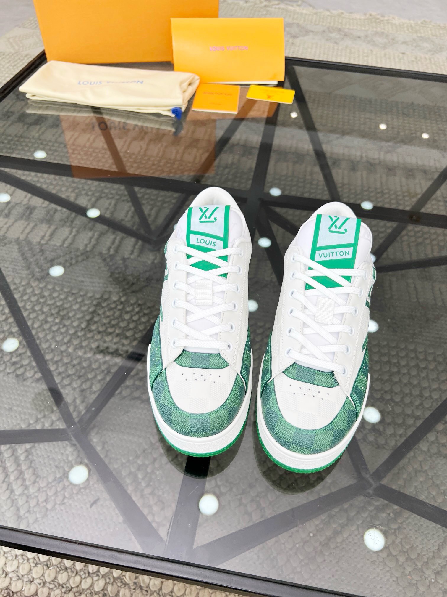 NO:217275,Brand LV·NiKe color original color matching, code number 39-44 customized 38.45 price Material Louis Vuitton·Nike new casual shoes!  The Louis Vuitton x x Nike co-branded model basically continues the style of THE TEN. The visual effects of the Swoosh car line and shoe tongue label are quite familiar, and they have both fashion and trendy attributes!  The upper is made of original material and original rubber outsole. Welcome to compare, Louis Vuitton, louis vuitton, louis vuitton, louis vuitton, stuart weitzman19860909品牌LV·NiKe 颜色原版配色 码数39-44定做38.45 价格 材质路易威登·耐克新品休闲鞋！Louis Vuitton x x Nike 联名款,设计思路基本上是延续 THE TEN 的风格,Swoosh 车线、鞋舌标签视觉效果相当熟悉,兼具时尚与潮流属性！鞋面采用原版材质,原版橡胶大底 欢迎对比,路易威登,louis vuitton,louis vuitton,louis vuitton,stuart weitzman,Men's shoes