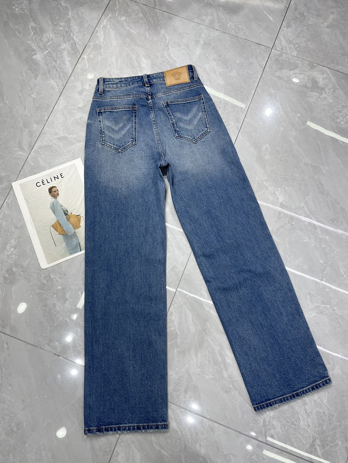 High-end Versac* Water Wash-Barrel Jeans Suit for Women: Stylish, Versatile, High Quality - 图片 5