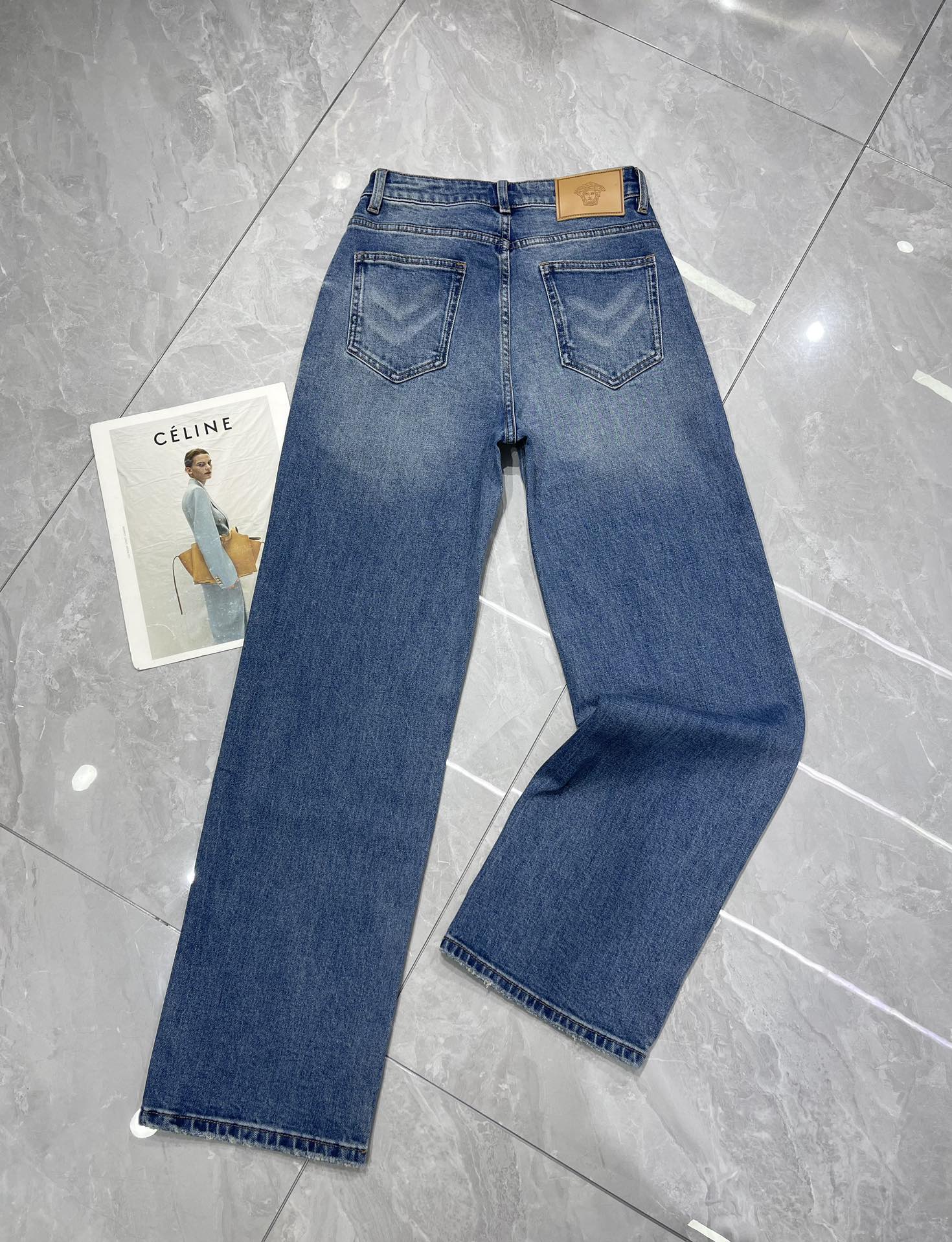 High-end Versac* Water Wash-Barrel Jeans Suit for Women: Stylish, Versatile, High Quality - 图片 6
