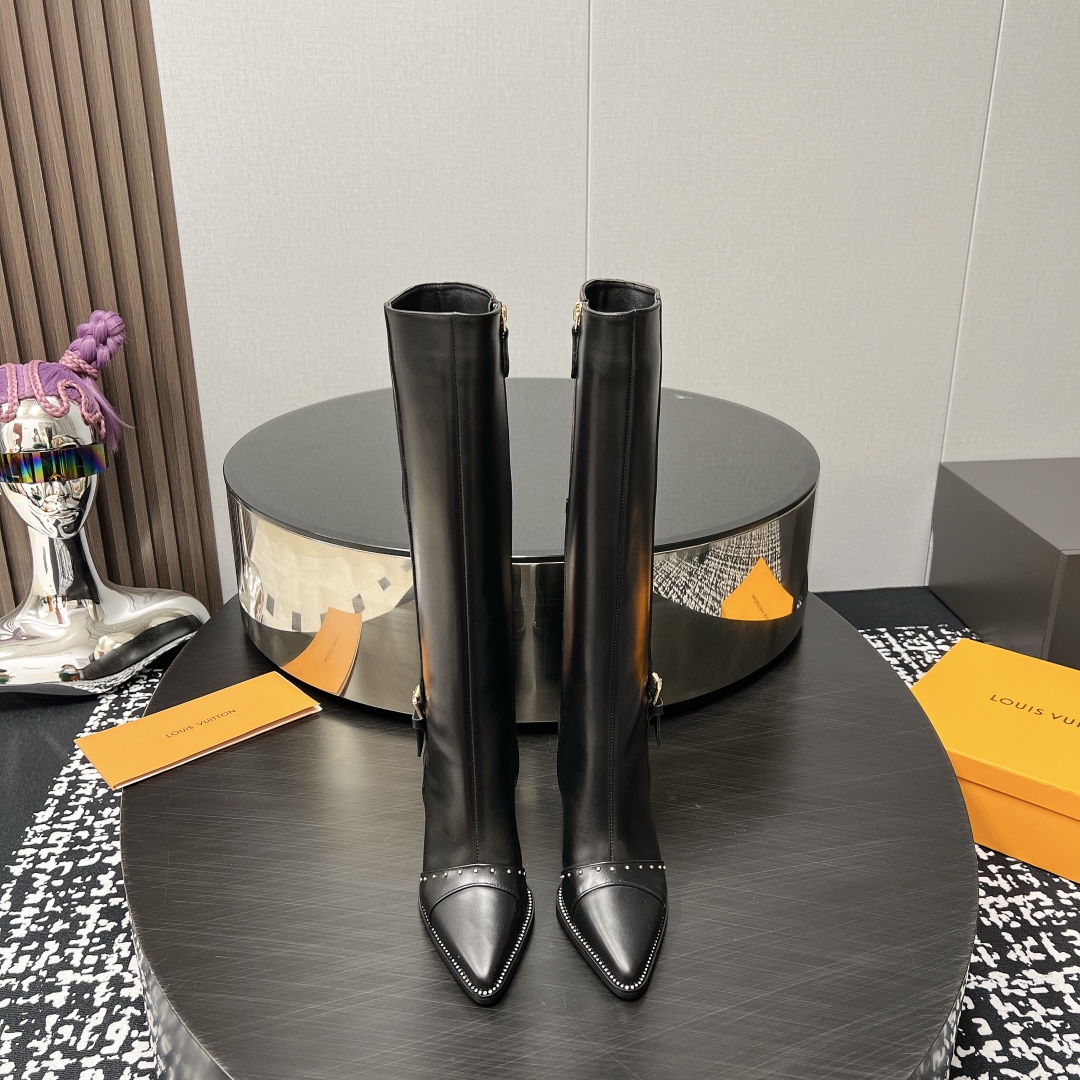 NO:559697,: 'Exclusive top version' LV2025vs new autumn and winter fashion boots series... [Pointed high-heeled boots] Silhouette ankle boots are reinterpreted in super soft calfskin this season... The strip tied to the collar gives it a very feminine touch, and the iconic Monogram flower-shaped heel is the feature of this series... - Also covered in the brand's signature - - MATERIAL Material - Fabric: imported cowhide Lining: imported sheepskin Foot pads: imported sheepskin  Outsole: Original imported anti-genuine leather sole Heel height: 9.0cm Packaging: Original full set of packaging Number of yards: 35-39 (40.41.42 customization is not returnable) Color: Official website updated simultaneously, boots, boots, cowhide, sheepskin19860909:《独家顶级版本》 LV2025vs秋冬新款时装靴系列……【尖头高跟长靴】 Silhouette 踝靴在本季以超柔软小牛皮重新演绎…… 系在领口上的条带赋予其极具女人味的触感,标志性的 Monogram 花形鞋跟是该系列的特色…… —也覆盖在品牌的标志性— - MATERIAL 材质 - 面料:进口牛皮 内里:进口羊皮 垫脚:进口羊皮 大底:原版进口防真皮底 跟高:9.0cm 包装:原版全套包装 码数:35-39（40.41.42定制不退换） 颜色:官网同步更新,靴子,boots,cowhide,sheepskin,Women's Shoes