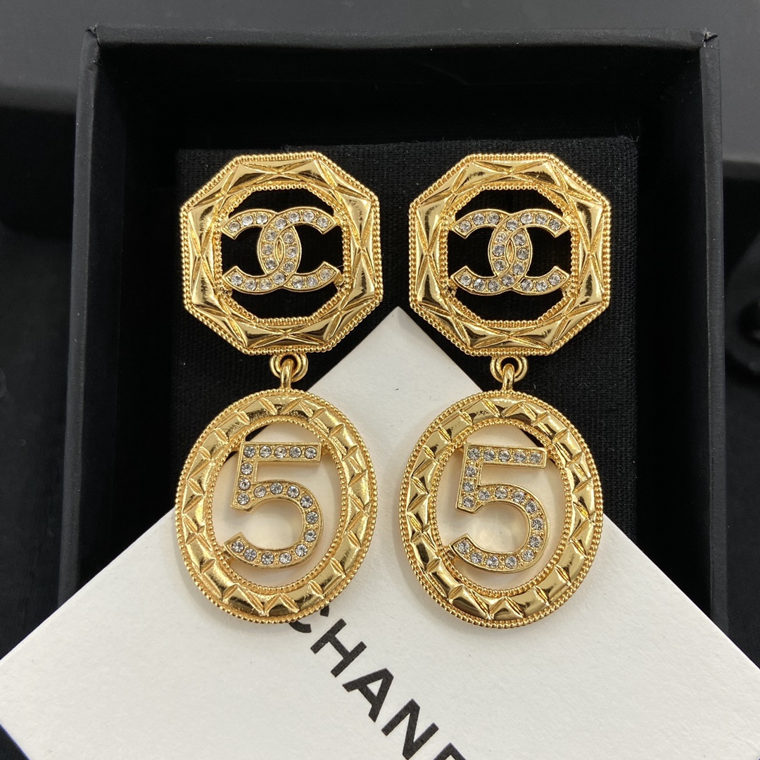 【XE0542】 【CH@NE L Pendientes ovalados con marco de rombos y número 5】 Serie de taller 24💥Lanzamiento mundial😍Como sie…