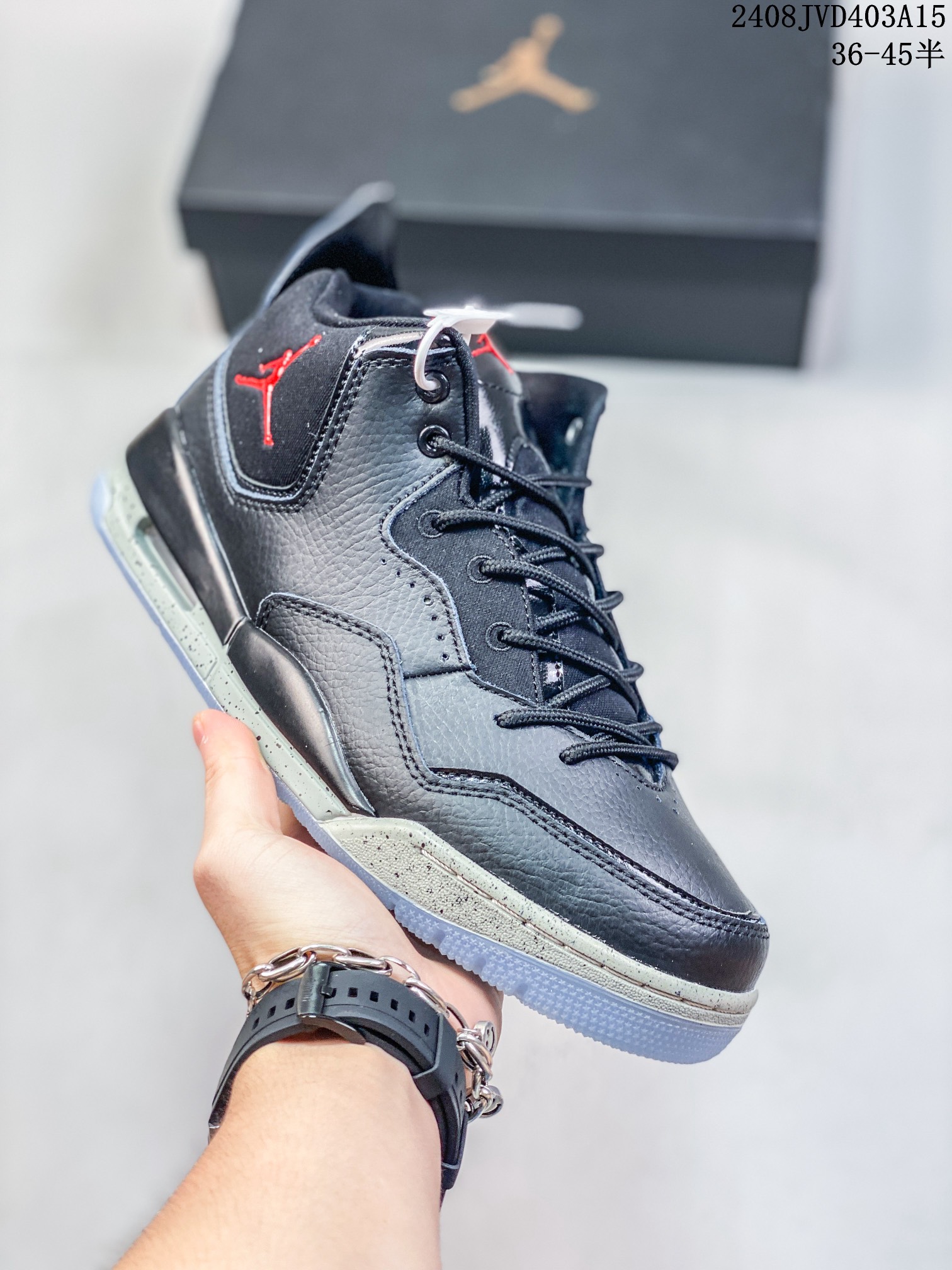 Air Jordan Courtside 23 黑白紫 AJ23 Jordan23代 aj23 乔23  小藤原浩 Jordan篮球鞋系列 整体采用黑白主色，搭配水晶大底，外加紫色飞人标，AJ31