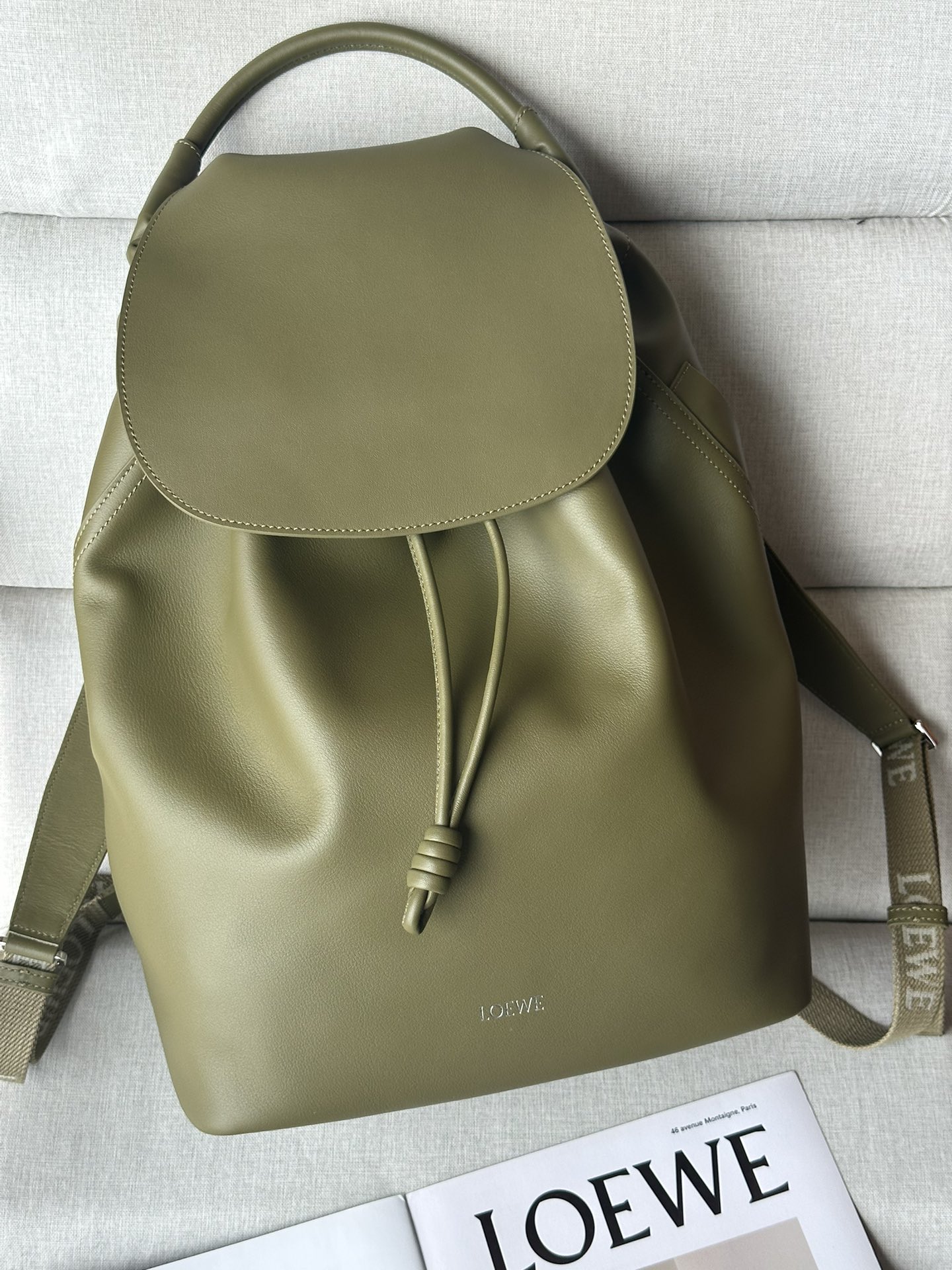 NO:186543,Original premium model 713 Glossy soft cowhide leather Flamenco backpack Flamenco backpack is a streamlined practical everyday design, paying tribute to the original handbag's signature coiled knot details. Features a wide main compartment and exterior and internal pockets for laptops and a variety of daily belongings. This version is made of glossy soft cowhide leather. Back, one shoulder or carry. Adjustable leather and LOEWE webbing straps Drawstring closure External zipper pocket Internal insert pocket Herringbone cotton canvas lining 36.40.16, Superior Loewe, loewe, backpacks, cowhide19860909原厂特级 型号713 亮面柔软牛皮革 Flamenco 背包 Flamenco 背包采用流线型实用日常设计,致敬原版手袋标志性的盘绕结细节.设有宽大主隔层以及外部和内部口袋,可收纳笔记本电脑和各种日常随身物品.此版本采用亮面柔软牛皮革制成. 双肩背、单肩背或手提. 可调节皮革和 LOEWE 织带肩带 抽绳开合 外部拉链口袋 内部插袋 人字纹棉质帆布衬里 36.40.16,特级罗意威,loewe,loewe,backpacks,cowhide,Bag