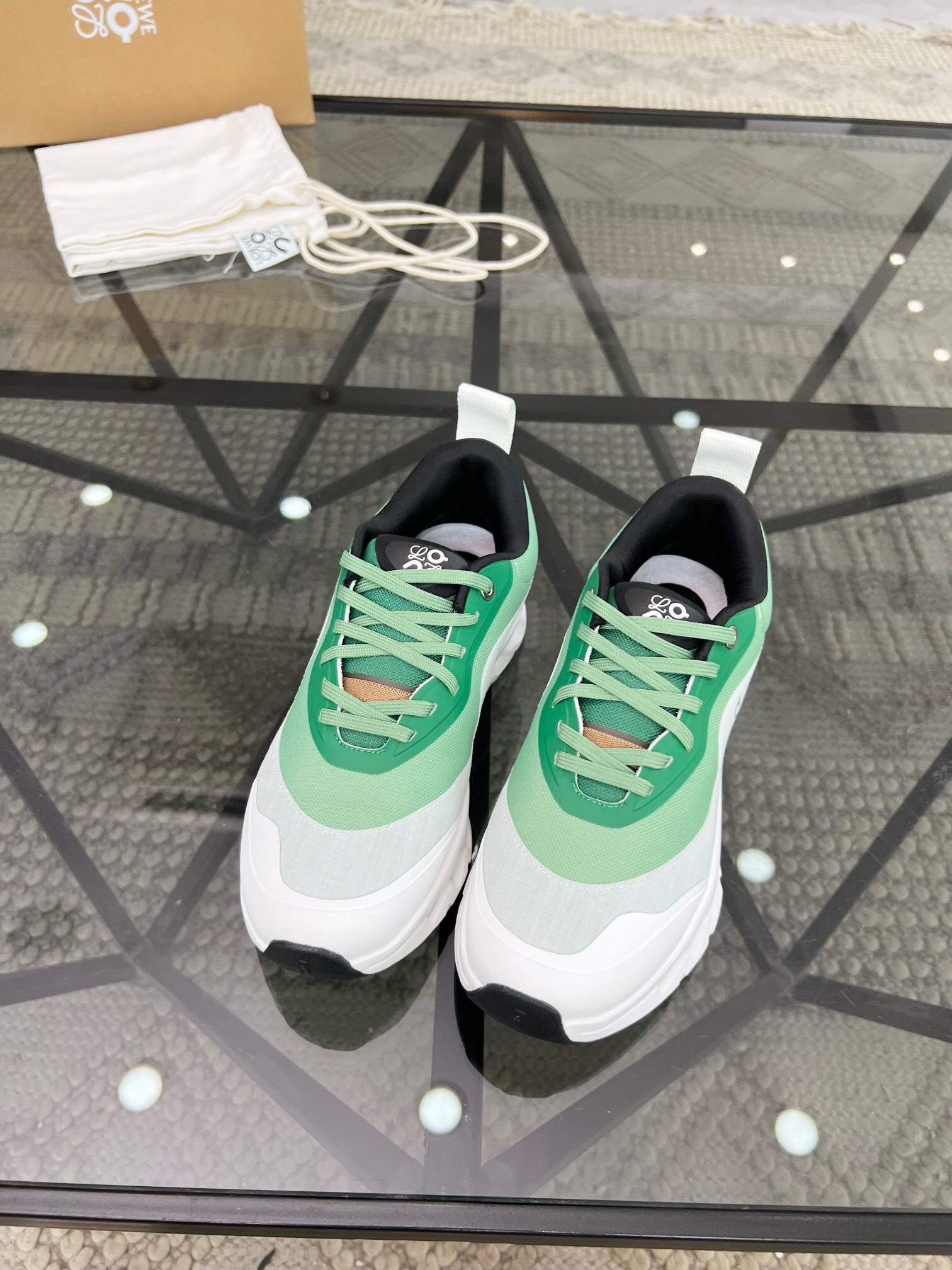 NO:218521,LOEWE/Luo Yiwei's latest color matching full series [Couple model] Original development, super classic series, Internet celebrities' favorite check-in shoes, fastest shipment, original one-to-one opening model, all materials and details are no different from zp original, please be sure to be the highest version on the market... Sports is endless, design is bold and luxurious, fashion craftsmanship and sports spirit are integrated to create a perfect artistic single product. Good looking and comfortable to wear, shoes are very light, shopping is zero pressure, couple models, multi-color selection, versatile products. Fabric: breathable mesh matching Inner: mesh foot pad: mesh heightened foot pad Outsole: original mold opening multi-layer combination anti-slip wear-resistant bottom Packaging: original full set of packaging Women's code 35-36-37-38-39 (40 can be customized without support for return and exchange)  Men's code 39-40-41-42-43-44 (45.46 can be customized and does not support return and exchange), Luo Yiwei, loewe, loewe19860909LOEWE/罗意威最新配色全系列【情侣款】 原版开发,超级经典系列,网红最热爱的打卡神鞋,最快出货,原版一比一开模,所有材料,细节根zp原版无差别,请认准高市场上最高版本…… 运动无止境,设计大胆奢华,时尚工艺与运动精神融合创造出一款完美艺术单品.好看好穿舒适,鞋子很轻便,逛街暴走零压力,情侣款,多色可选,百搭佳品. 面料:透气网布搭配 内里:网布 垫脚:网布增高型垫脚 大底:原版开模多层组合防滑耐磨底 包装:原版全套包装 女码35-36-37-38-39（40可定做不支持退换货） 男码39-40-41-42-43-44（45.46可定做不支持退换货）,罗意威,loewe,loewe,Men's shoes