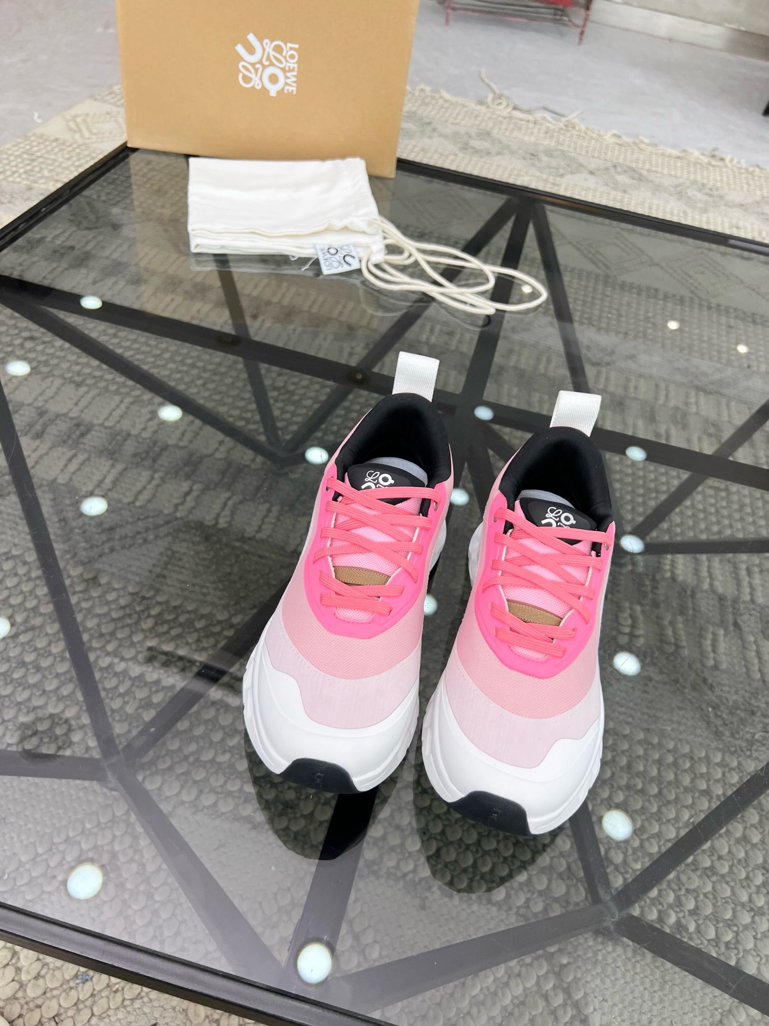 NO:217098,LOEWE/Luo Yiwei's latest color matching full series [Couple model] Original development, super classic series, Internet celebrities' favorite check-in shoes, fastest shipment, original one-to-one opening model, all materials and details are no different from zp original, please be sure to be the highest version on the market... Sports is endless, design is bold and luxurious, fashion craftsmanship and sports spirit are integrated to create a perfect artistic single product. Good looking and comfortable to wear, shoes are very light, shopping is zero pressure, couple models, multi-color selection, versatile products. Fabric: breathable mesh matching Inner: mesh foot pad: mesh heightened foot pad Outsole: original mold opening multi-layer combination anti-slip wear-resistant bottom Packaging: original full set of packaging Women's code 35-36-37-38-39 (40 can be customized without support for return and exchange)  Men's code 39-40-41-42-43-44 (45.46 can be customized and does not support return and exchange), Luo Yiwei, loewe, loewe19860909LOEWE/罗意威最新配色全系列【情侣款】 原版开发,超级经典系列,网红最热爱的打卡神鞋,最快出货,原版一比一开模,所有材料,细节根zp原版无差别,请认准高市场上最高版本…… 运动无止境,设计大胆奢华,时尚工艺与运动精神融合创造出一款完美艺术单品.好看好穿舒适,鞋子很轻便,逛街暴走零压力,情侣款,多色可选,百搭佳品. 面料:透气网布搭配 内里:网布 垫脚:网布增高型垫脚 大底:原版开模多层组合防滑耐磨底 包装:原版全套包装 女码35-36-37-38-39（40可定做不支持退换货） 男码39-40-41-42-43-44（45.46可定做不支持退换货）,罗意威,loewe,loewe,Men's shoes