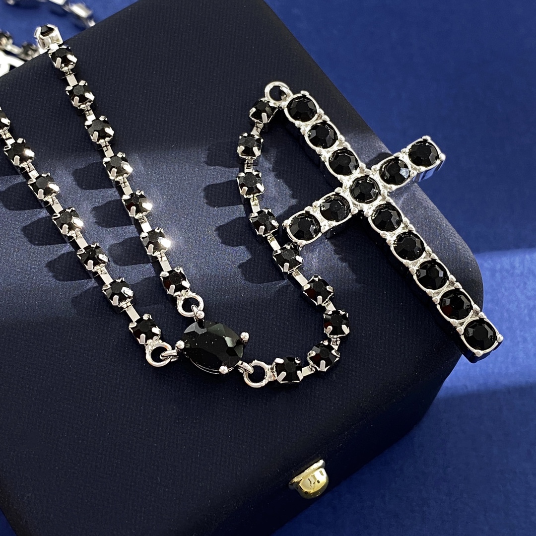 Fashion Brand DG92 P240: D&G Dougabana’s Delicate Style with Money Chains - 图片 6