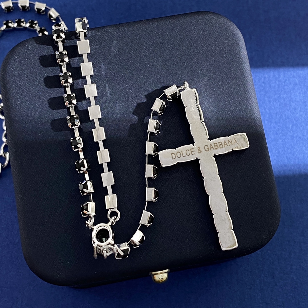 Fashion Brand DG92 P240: D&G Dougabana’s Delicate Style with Money Chains - 图片 4