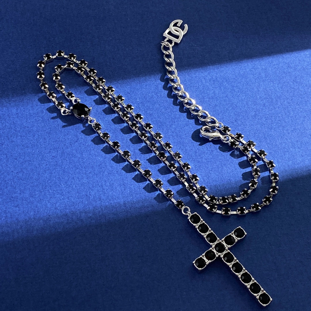 Fashion Brand DG92 P240: D&G Dougabana’s Delicate Style with Money Chains - 图片 3