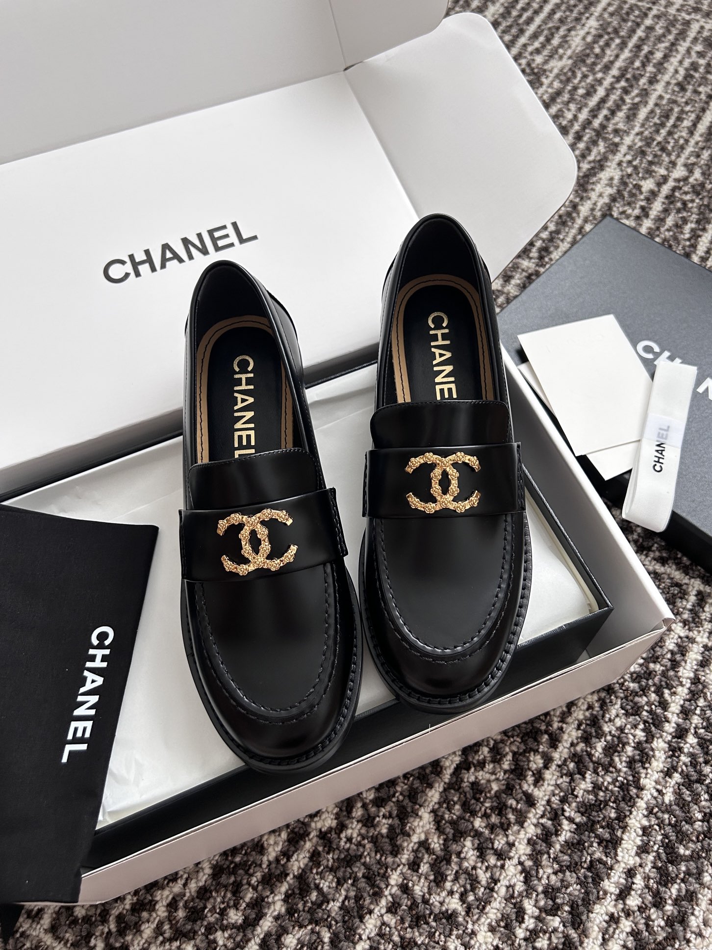 Chanel Schoenen Loafers Goud hardware Koeienhuid Echt leer Schapenvacht Vintage