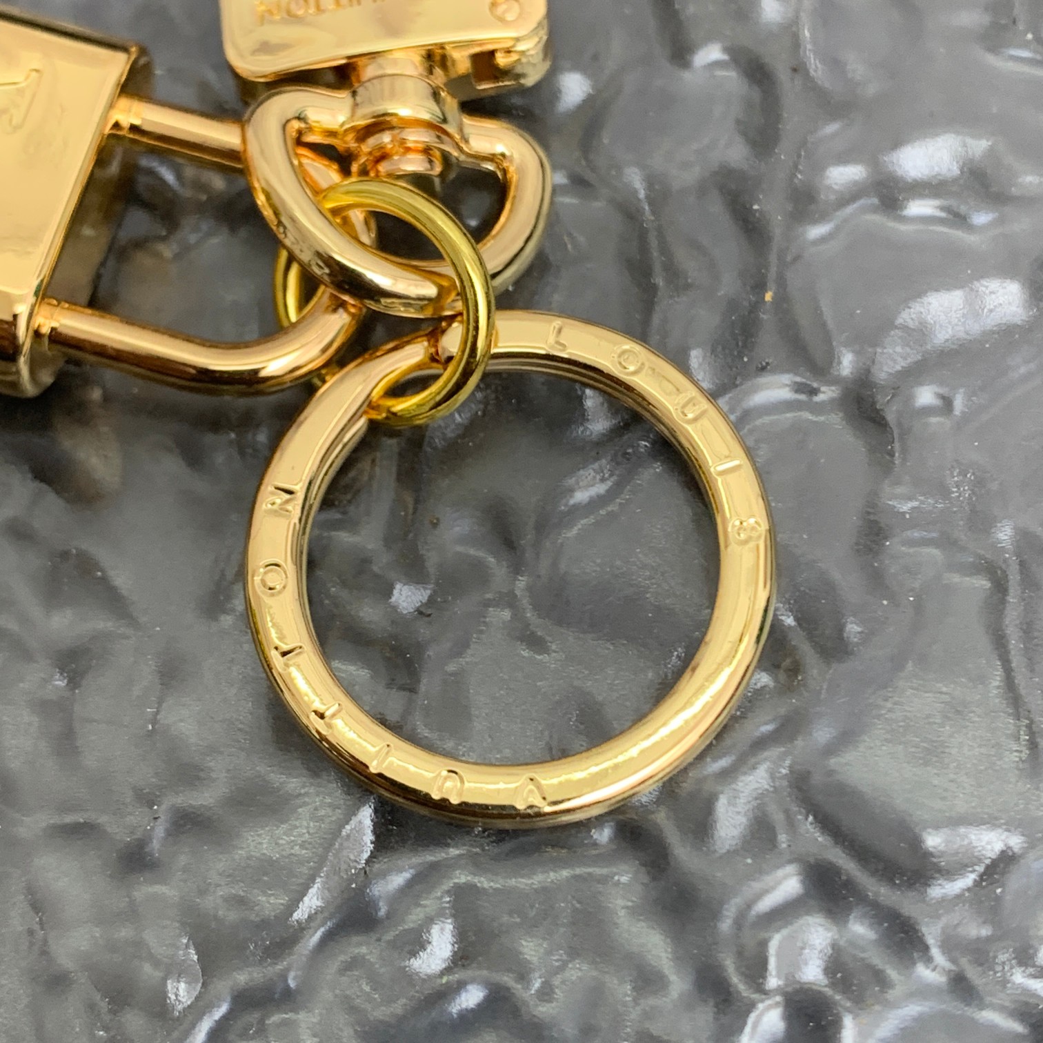 Luxury LV Lock Belt: Key Ring, Wrap, Crocodile Leather Shoes, Monolith. - 图片 6