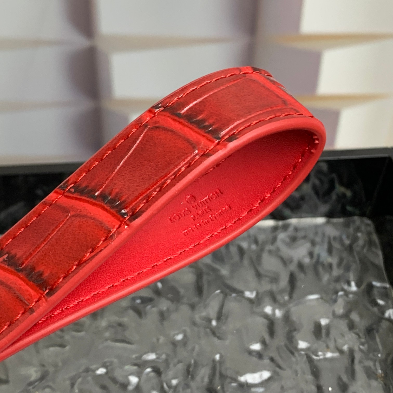Luxury LV Lock Belt: Key Ring, Wrap, Crocodile Leather Shoes, Monolith. - 图片 7