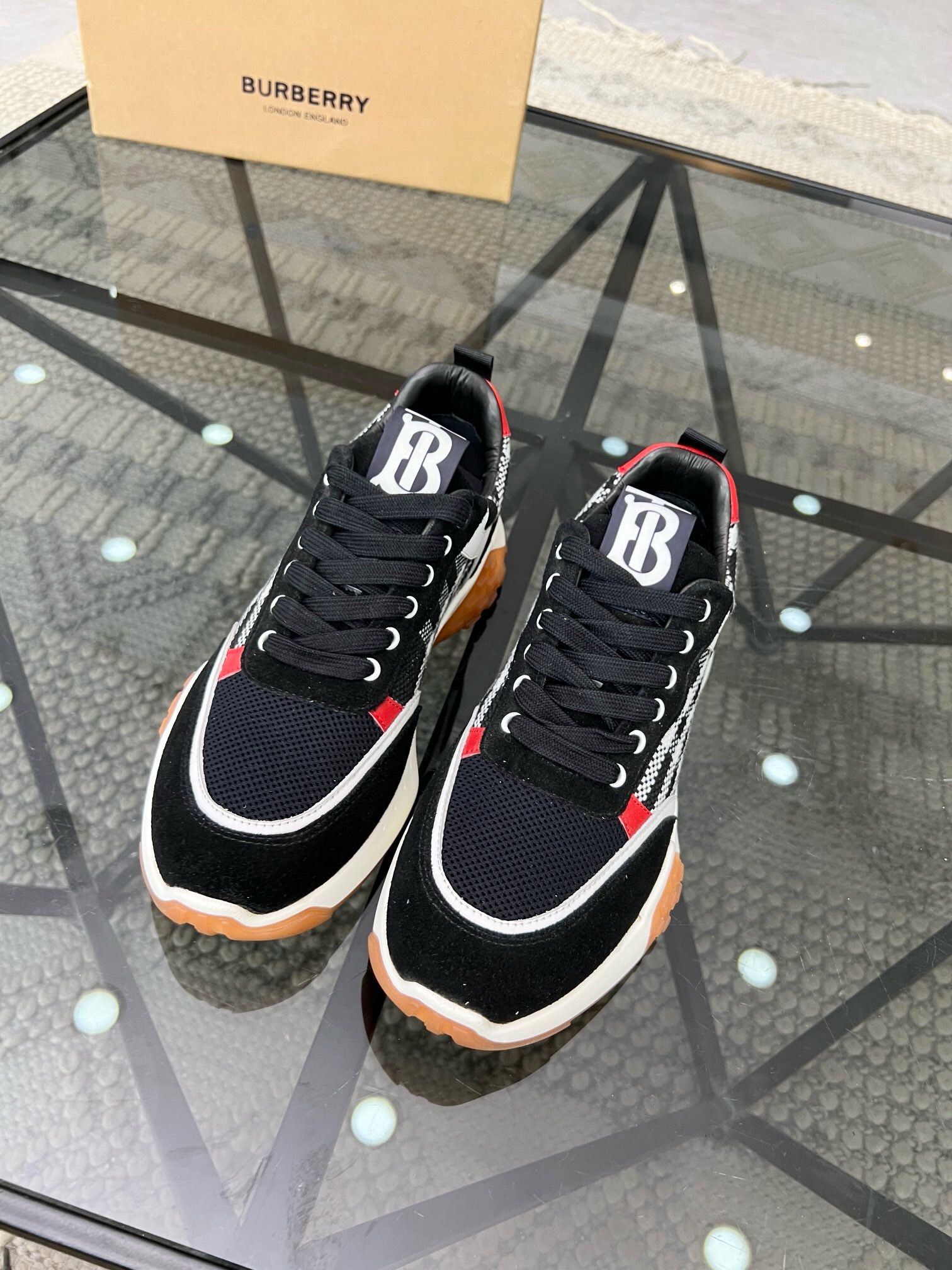 NO:218873,Brand BURBERRY original color matching code number 38-45 standard price material Burberry new product Men's casual shoes upper is made of original color-blocking fabric spliced ​​cowhide comfortable water dyed cowhide footbed simple style design fashion trend original mold opening rubber outsole high version original single quality, Burberry casual shoes, burberry, burberry, cowhide19860909品牌BURBERRY 颜色原版配色 码数38-45标准码 价格 材质巴宝莉新品 男士休闲鞋鞋面采用原版拼色布料拼接牛皮舒适水染牛皮垫脚简约的版型设计时尚潮流原版开模橡胶大底高版本原单品质,巴宝莉 休闲鞋,burberry,burberry,cowhide,Men's shoes