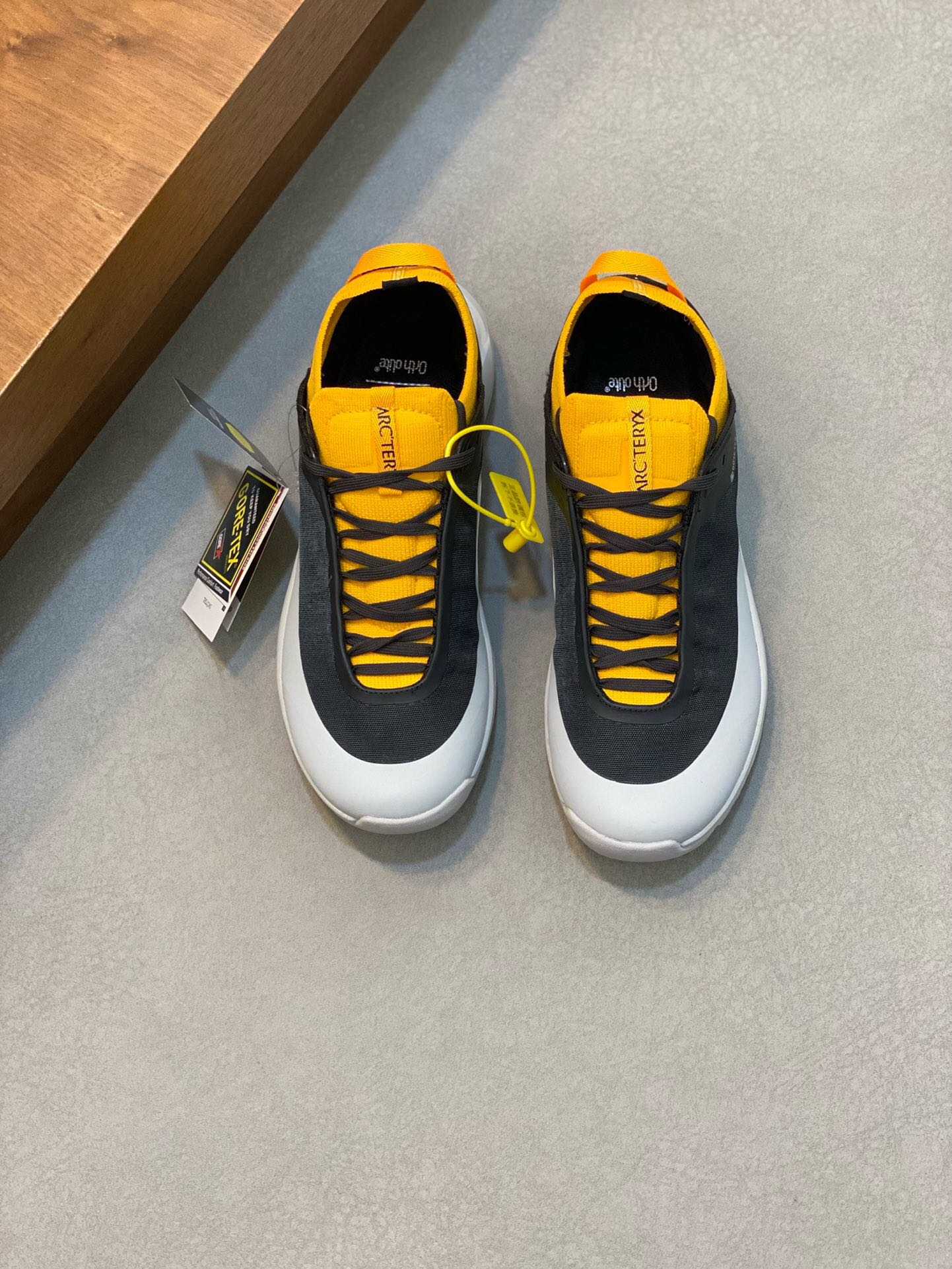 NO:217500,ARC'TERYX/Archaew Bird SOLANO LEATHER GORE-TEX Covered waterproof men's high-top casual shoes The new Solano is specially designed for everyday cities, with ultra-light, soft, comfortable, breathable matte fabric, and all-leather shoes with GTX waterproof film. It has a very texture, and breathable cotton insoles bring you all-weather foot comfort!  Vibram rubber outsole is wear-resistant, non-slip and lightweight. It is comfortable, light and breathable on the upper foot, and it is not tired after a long time of wearing. It is worth having!  Size 39-40-41-42-43-44 (45 customized) standard leather shoe size, arc'teryx19860909ARC‘TERYX/始祖鸟 SOLANO LEATHER GORE-TEX 覆盖防水男款高帮休闲鞋 全新的Solano专为日常都市设计,超轻柔软舒适透气磨砂面料,拼接GTX防水膜的全皮质鞋款,极具质感,透气棉鞋垫给您带来全天候的脚部舒适！Vibram橡胶外底耐磨防滑轻便.上脚舒适轻便透气,久穿不累,值得拥有！ 码数39-40-41-42-43-44（45订做）标准皮鞋码,arc'teryx,Men's shoes