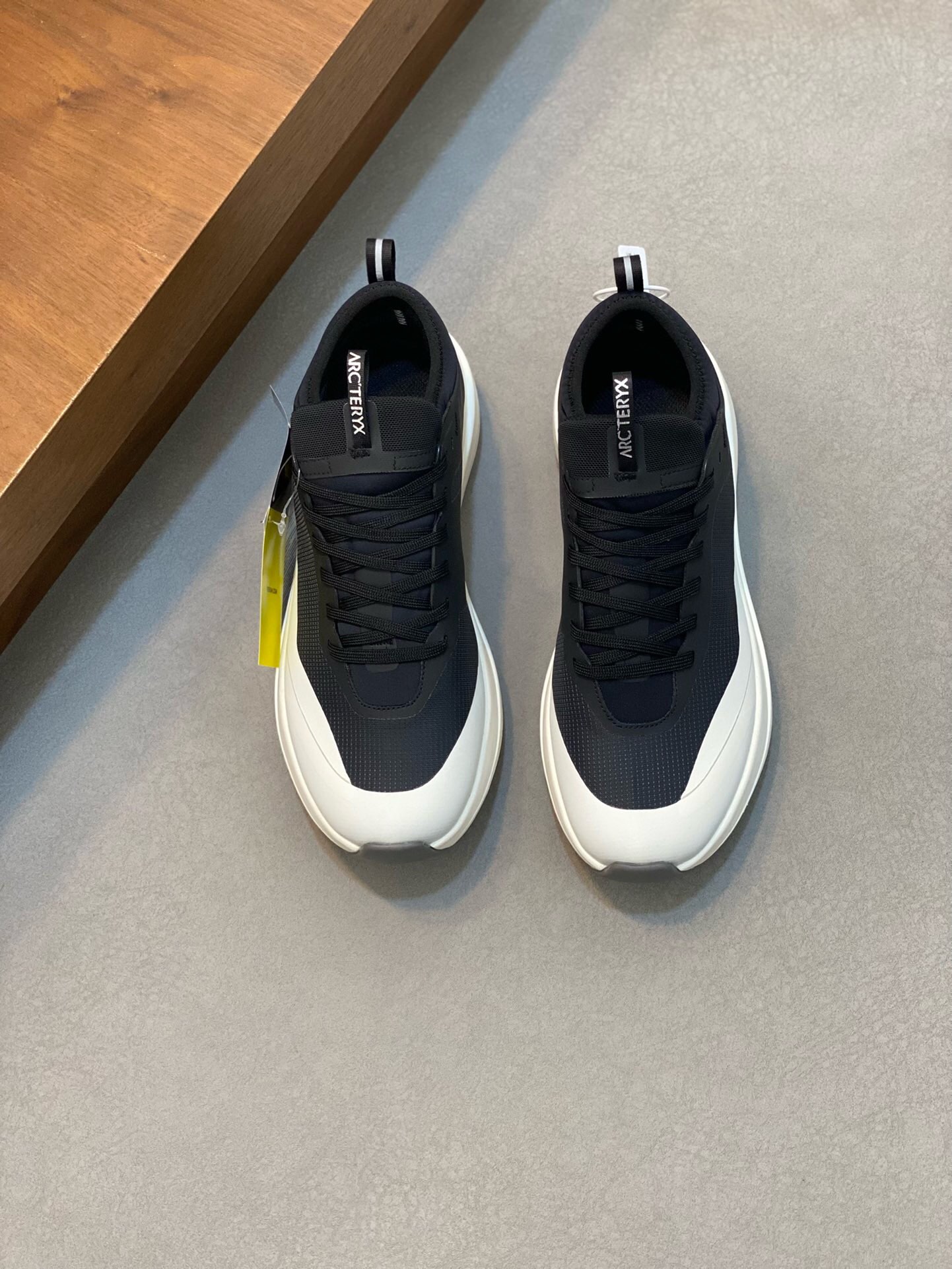 NO:219191,ARC'TERYX/Archaew Bird SOLANO LEATHER GORE-TEX Covered waterproof men's high-top casual shoes The new Solano is specially designed for everyday cities, with ultra-light, soft, comfortable, breathable matte fabric, and all-leather shoes with GTX waterproof film. It has a very texture, and breathable cotton insoles bring you all-weather foot comfort!  Vibram rubber outsole is wear-resistant, non-slip and lightweight. It is comfortable, light and breathable on the upper foot, and it is not tired after a long time of wearing. It is worth having!  Size 39-40-41-42-43-44 (45 customized) standard leather shoe size, arc'teryx19860909ARC‘TERYX/始祖鸟 SOLANO LEATHER GORE-TEX 覆盖防水男款高帮休闲鞋 全新的Solano专为日常都市设计,超轻柔软舒适透气磨砂面料,拼接GTX防水膜的全皮质鞋款,极具质感,透气棉鞋垫给您带来全天候的脚部舒适！Vibram橡胶外底耐磨防滑轻便.上脚舒适轻便透气,久穿不累,值得拥有！ 码数39-40-41-42-43-44（45订做）标准皮鞋码,arc'teryx,Men's shoes