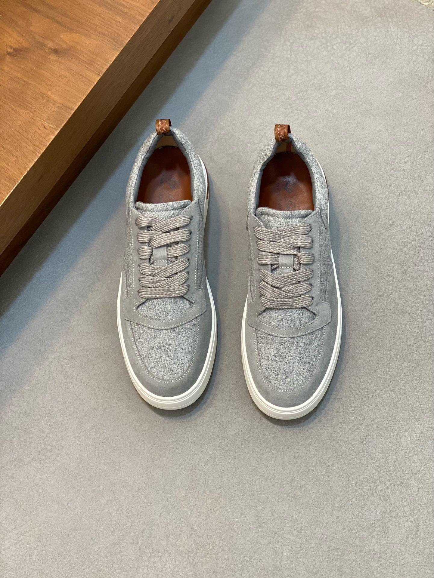 NO:217899,Brand Loro Piana color original color matching code number 38-44 customized 45.46 price Material Nouo Pianya autumn hot product shipped!  The window style LoroPiana mesh cowhide casual sports men's shoes This casual shoe is knitted with Wind fiber, presenting a unique three-dimensional effect. The unique style is slightly narrowed in the middle and is embellished with Naba Leather. The light rubber sole and edge studs enhance grip and stability. The functional details of the shoe are full of modern aesthetics. The upper uses hot melt edge sealing process. The light technical material of the Kummel color rubber outsole is inlaid with cushioning pads on the inner side of the sole, which makes the weight distribution more even and reduces the load during travel. The leather eyelets are directly placed on the upper fixed to the sole to ensure stability. The rear is equipped with cushioning pads to enhance the comfort of wearing. LP casual shoes, loro piana, loro piana, cowhide19860909品牌Loro Piana 颜色原版配色 码数38-44定做45.46 价格 材质诺悠翩雅秋季爆款出货！橱窗款LoroPiana网面牛皮休闲运动男鞋 这款休闲鞋采用Wind纤维针织而成,呈现出别致的立体效果,独特的版型在中段轻微变窄,并以纳巴革细节点缀.轻盈橡胶鞋底和边缘的鞋钉增强抓地力和稳定性,充满现代美感的功能细节设计为鞋子平添了运动风格.鞋面使用热熔封边工艺 Kummel色橡胶外底的轻盈技术材料鞋底内侧镶嵌着缓冲垫,让重量分配更平均,减轻行进间的负荷 皮革鞋眼直接设于固定在鞋底的鞋面上,以确保稳定性 后部搭配缓冲垫,以提升穿着舒适感,LP休闲鞋,loro piana,loro piana,cowhide,Men's shoes