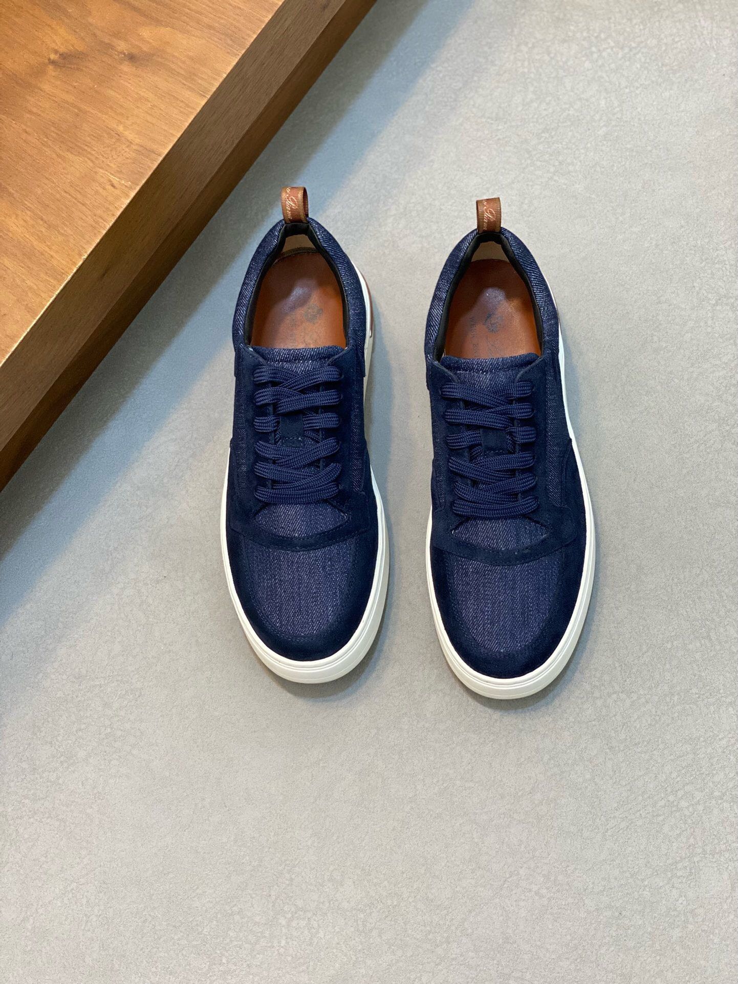 NO:219642,Brand Loro Piana color original color matching code number 38-44 customized 45.46 price Material Nouo Pianya autumn hot product shipped!  The window style LoroPiana mesh cowhide casual sports men's shoes This casual shoe is knitted with Wind fiber, presenting a unique three-dimensional effect. The unique style is slightly narrowed in the middle and is embellished with Naba Leather. The light rubber sole and edge studs enhance grip and stability. The functional details of the shoe are full of modern aesthetics. The upper uses hot melt edge sealing process. The light technical material of the Kummel color rubber outsole is inlaid with cushioning pads on the inner side of the sole, which makes the weight distribution more even and reduces the load during travel. The leather eyelets are directly placed on the upper fixed to the sole to ensure stability. The rear is equipped with cushioning pads to enhance the comfort of wearing. LP casual shoes, loro piana, loro piana, cowhide19860909品牌Loro Piana 颜色原版配色 码数38-44定做45.46 价格 材质诺悠翩雅秋季爆款出货！橱窗款LoroPiana网面牛皮休闲运动男鞋 这款休闲鞋采用Wind纤维针织而成,呈现出别致的立体效果,独特的版型在中段轻微变窄,并以纳巴革细节点缀.轻盈橡胶鞋底和边缘的鞋钉增强抓地力和稳定性,充满现代美感的功能细节设计为鞋子平添了运动风格.鞋面使用热熔封边工艺 Kummel色橡胶外底的轻盈技术材料鞋底内侧镶嵌着缓冲垫,让重量分配更平均,减轻行进间的负荷 皮革鞋眼直接设于固定在鞋底的鞋面上,以确保稳定性 后部搭配缓冲垫,以提升穿着舒适感,LP休闲鞋,loro piana,loro piana,cowhide,Men's shoes