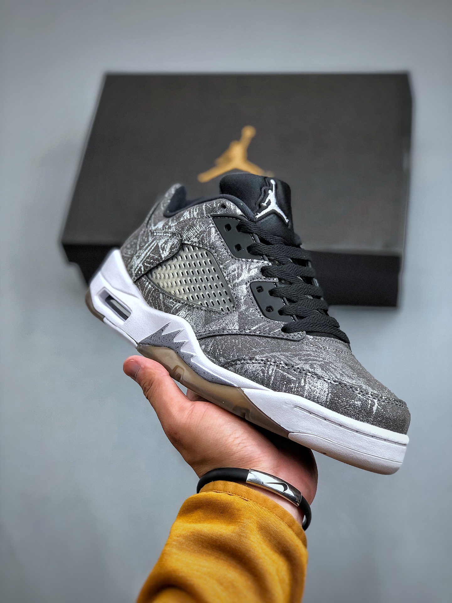 Air Jordan  Low Premium ASG AJ5 乔5灰银配色 低帮篮球鞋 819951-003 #灰色的迷彩装饰鞋身搭配黑色鞋舌，白色中底，而鞋面的亮粉定能让此款在白天和黑1