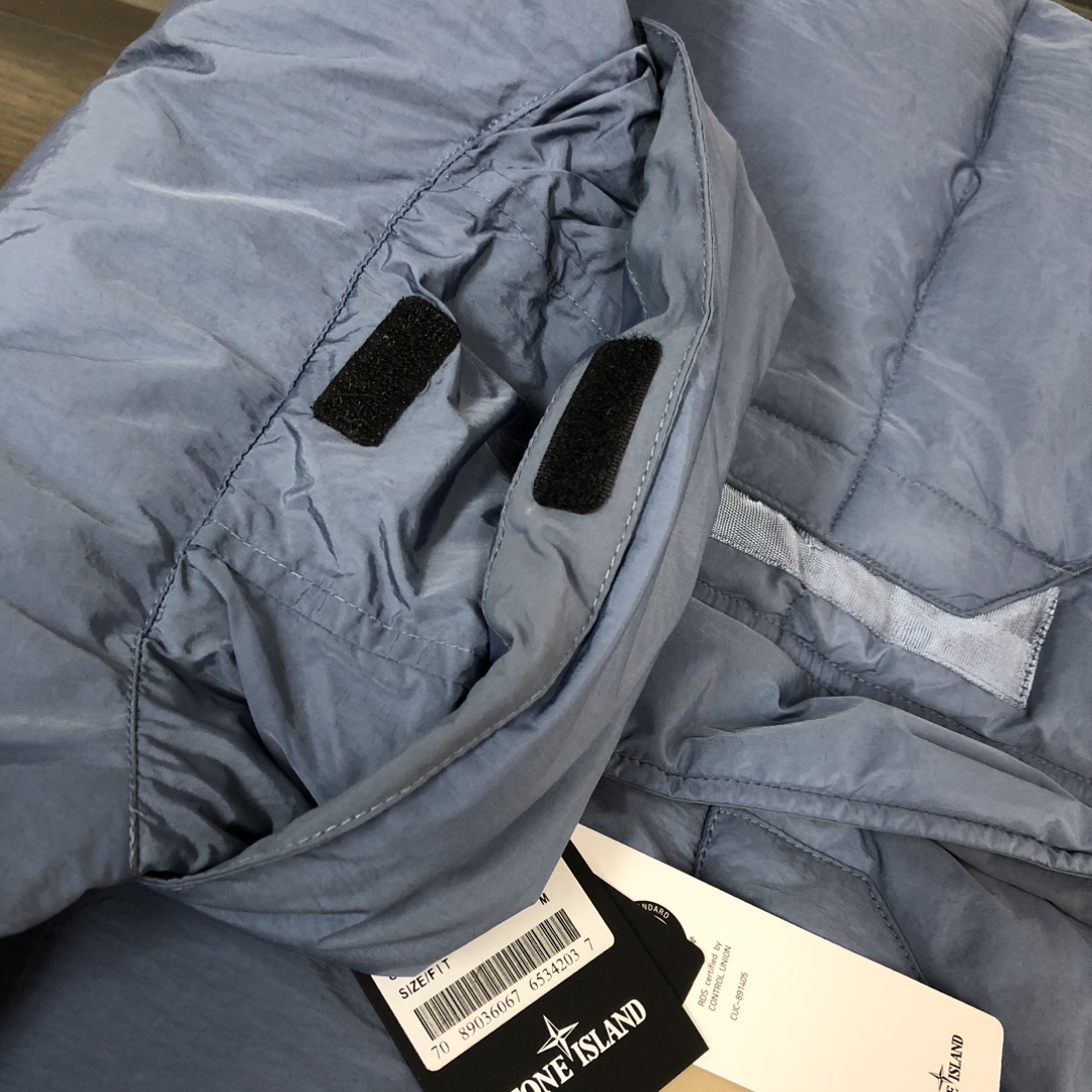 p465.00 【新品上新】官网同步 新款石头岛STONE ISLAND 羽绒马甲，原版面料，特殊的光泽感 90绒充足填充  保暖性极佳  所有辅料按原版1：1定制  商标水洗唛齐 放心入手 三个色
 颜色：黑色 灰色 蓝色    
码数：M L XL XXL