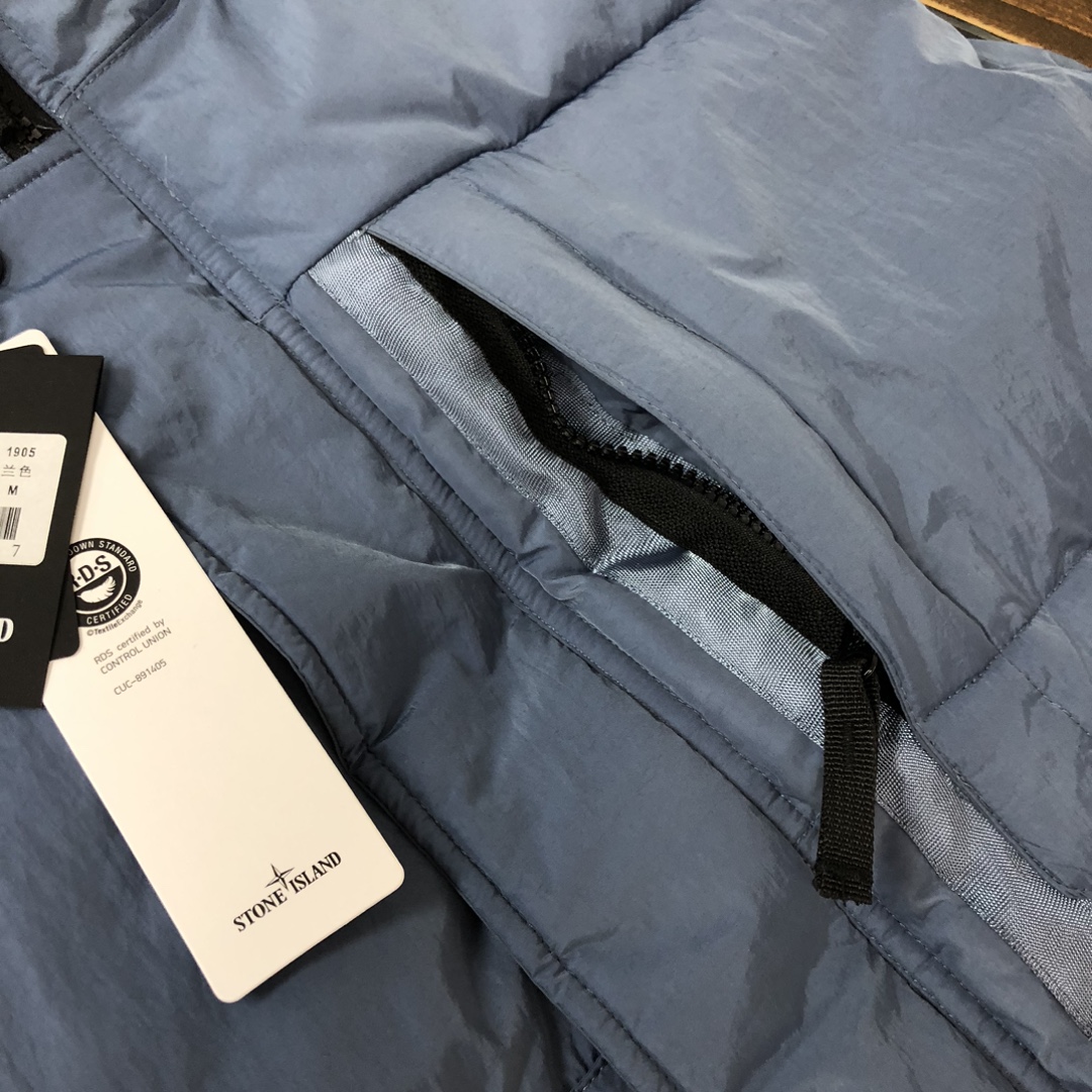 p465.00 【新品上新】官网同步 新款石头岛STONE ISLAND 羽绒马甲，原版面料，特殊的光泽感 90绒充足填充  保暖性极佳  所有辅料按原版1：1定制  商标水洗唛齐 放心入手 三个色
 颜色：黑色 灰色 蓝色    
码数：M L XL XXL