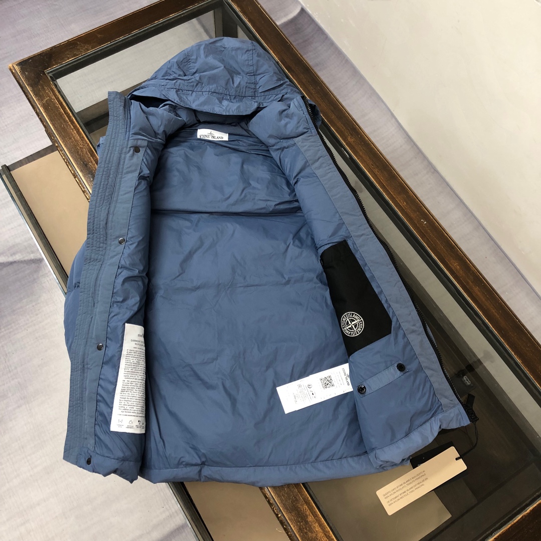 p465.00 【新品上新】官网同步 新款石头岛STONE ISLAND 羽绒马甲，原版面料，特殊的光泽感 90绒充足填充  保暖性极佳  所有辅料按原版1：1定制  商标水洗唛齐 放心入手 三个色
 颜色：黑色 灰色 蓝色    
码数：M L XL XXL