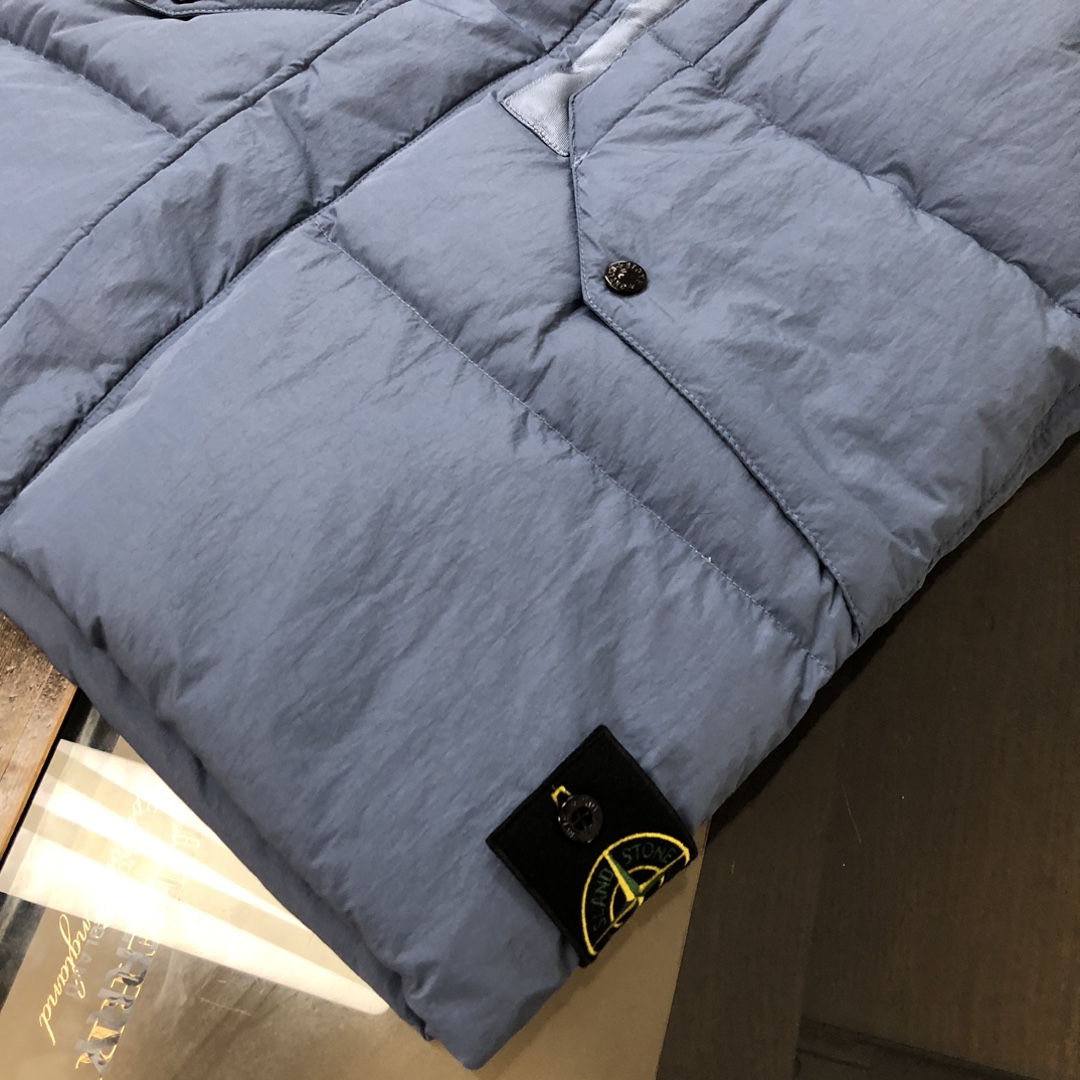 p465.00 【新品上新】官网同步 新款石头岛STONE ISLAND 羽绒马甲，原版面料，特殊的光泽感 90绒充足填充  保暖性极佳  所有辅料按原版1：1定制  商标水洗唛齐 放心入手 三个色
 颜色：黑色 灰色 蓝色    
码数：M L XL XXL