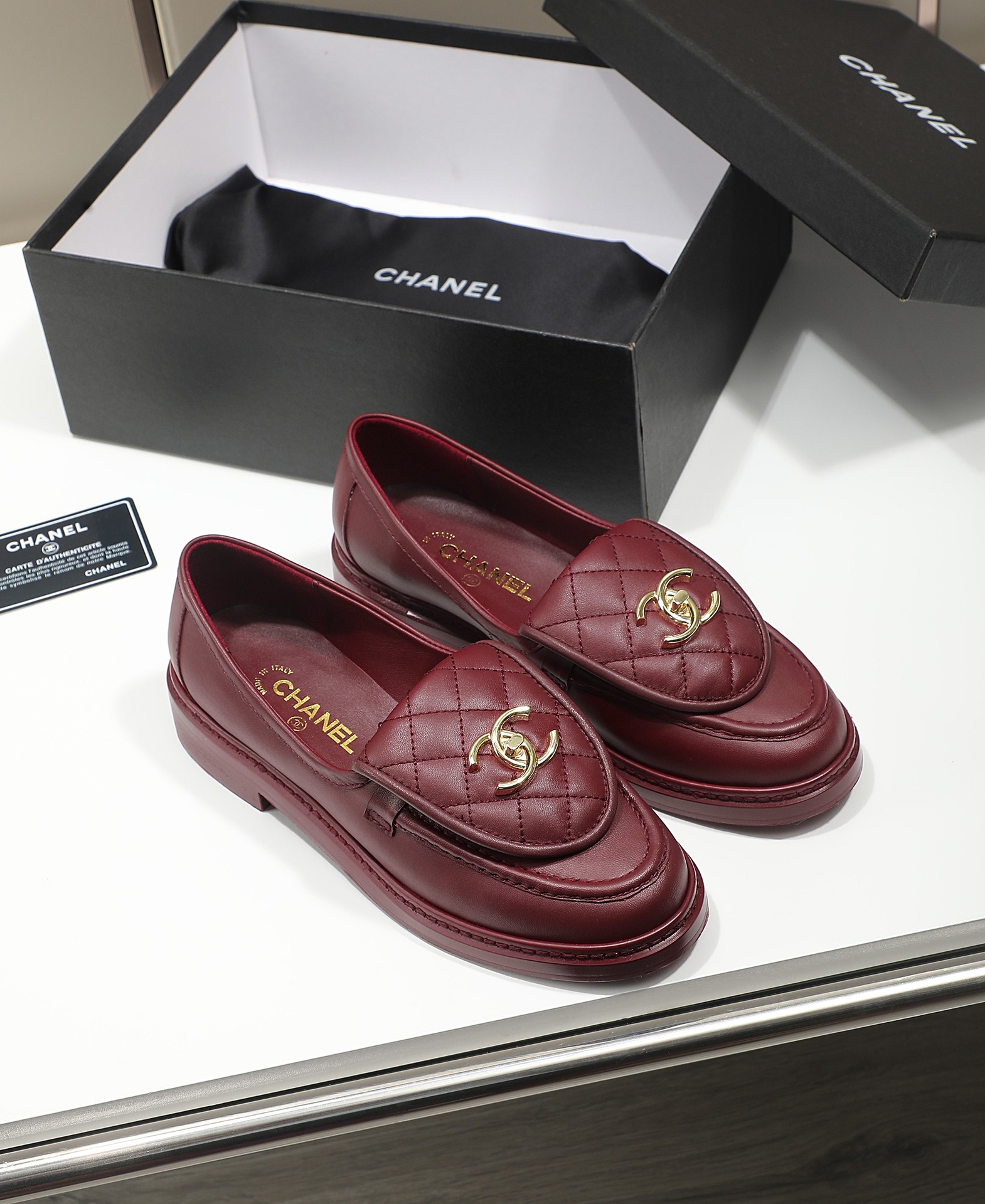 NO:227341,CC Xiaoxiang FW early spring new autumn shoes single shoes loafer series____Fragrant grandma spring essentials, goddess series, with the elegant and famous temperament of Xiangjia, super durable, irresistible, heart-wrenching... The upper color is made of original imported mixed-bred sheepskin, original mold opening hardware buckle electric embroidery, inner footping imported lambskin, high softness and comfort. The original mold opening rubber sole, original mold opening edge strip, (original edge strip car line, not the big sole) Size: 35-40, loafers, chanel, loafers, sheepskin19860909CC小香FW早春新款秋鞋单鞋乐福鞋系列____香奶奶春季必备款,女神系列,拥有香家特色优雅名媛气质,超级耐看,让人无法抗拒,心动ing…… 鞋面彩用原版进口混种羊皮,原版开模五金扣电绣 内里垫脚进口小羊皮,柔软舒适性高 大底原版开模橡胶大底,原版开模沿条,（原版沿条车线,并非大底车线） 码数:35-40,乐福鞋,chanel,loafers,sheepskin,Women's Shoes