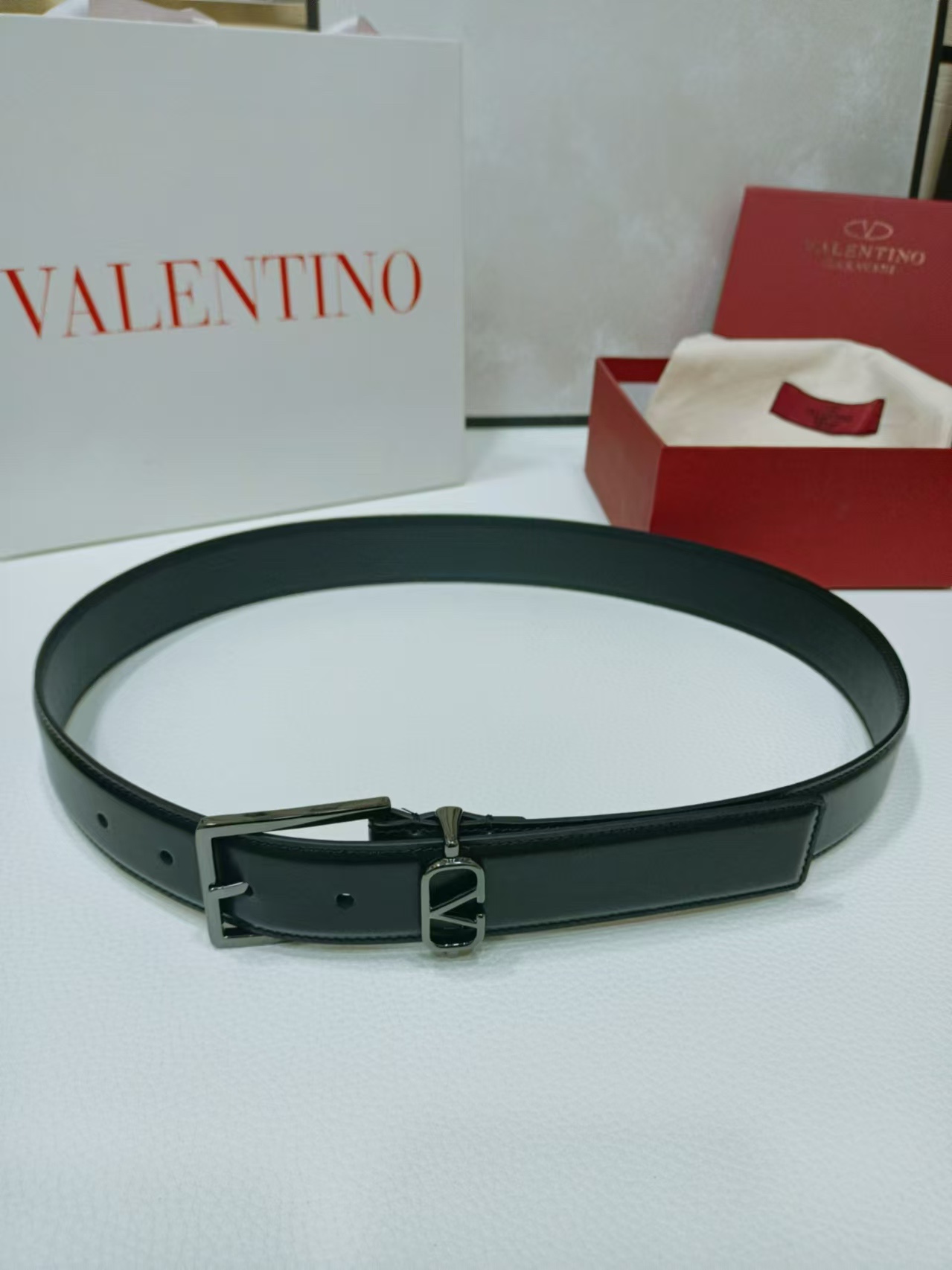 - 针扣 简约黄铜搭扣-外层亮面质感小牛皮-内部亮面小牛皮-宽度：3.4厘米VLOGO SIGNATUR