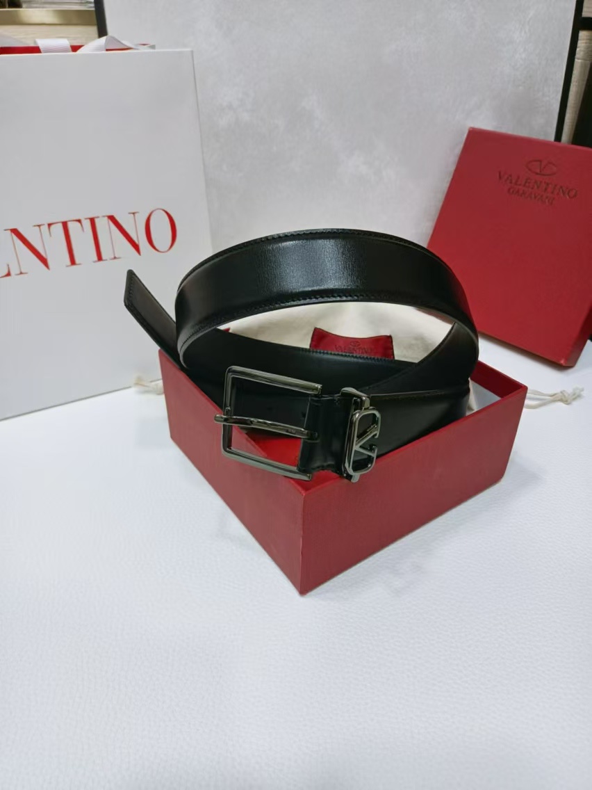 - 针扣 简约黄铜搭扣-外层亮面质感小牛皮-内部亮面小牛皮-宽度：3.4厘米VLOGO SIGNATUR