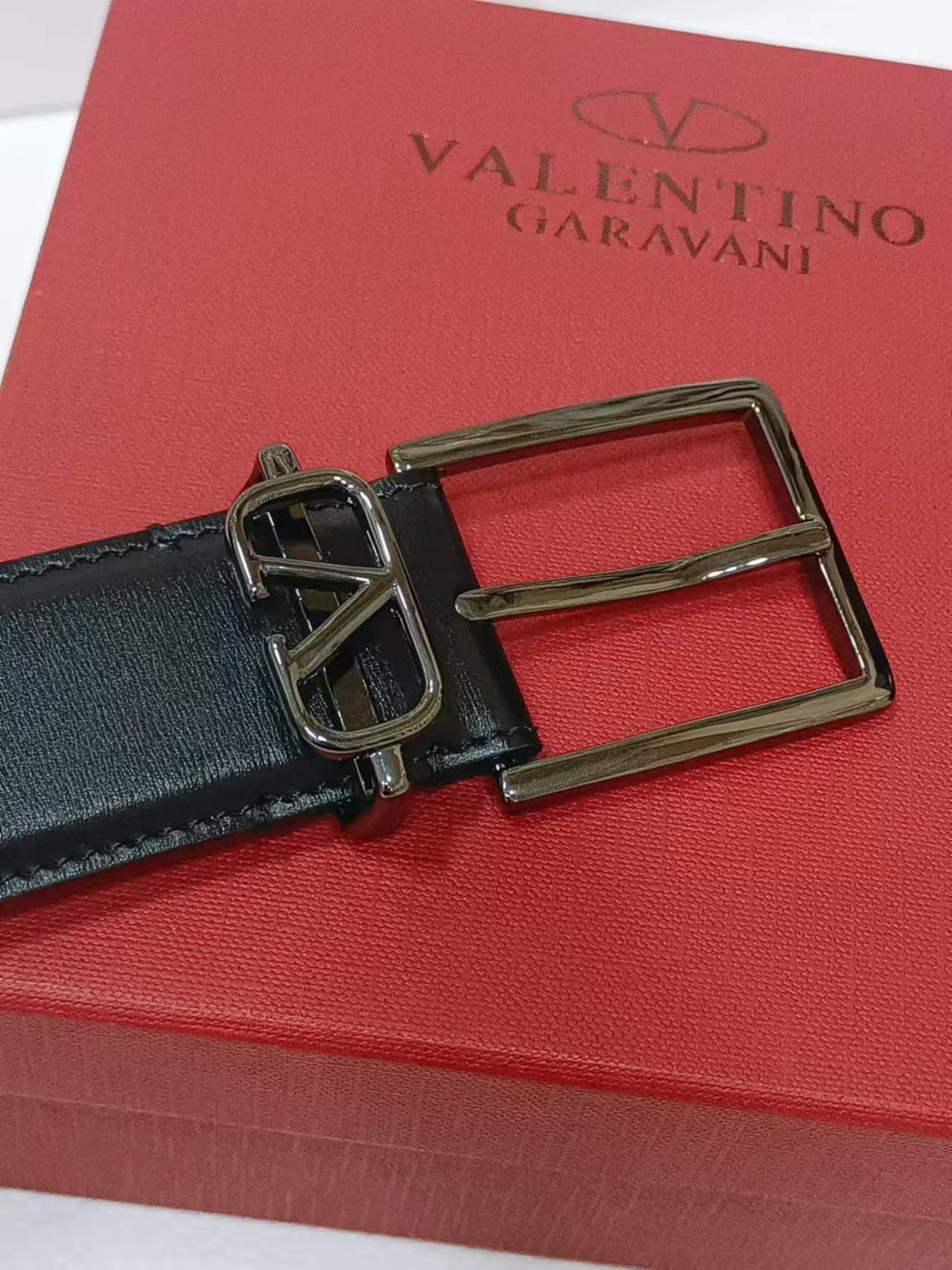 - 针扣 简约黄铜搭扣-外层亮面质感小牛皮-内部亮面小牛皮-宽度：3.4厘米VLOGO SIGNATUR