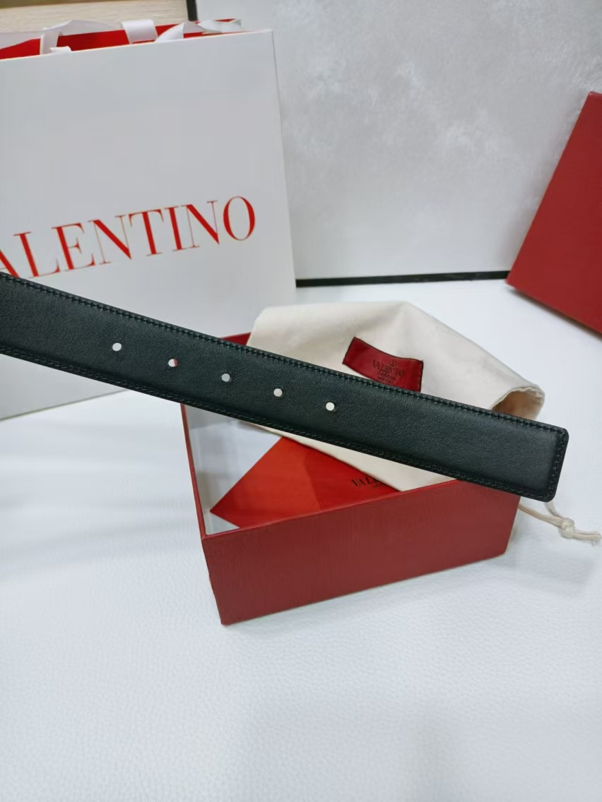 - 针扣 简约黄铜搭扣-外层亮面质感小牛皮-内部亮面小牛皮-宽度：3.4厘米VLOGO SIGNATUR