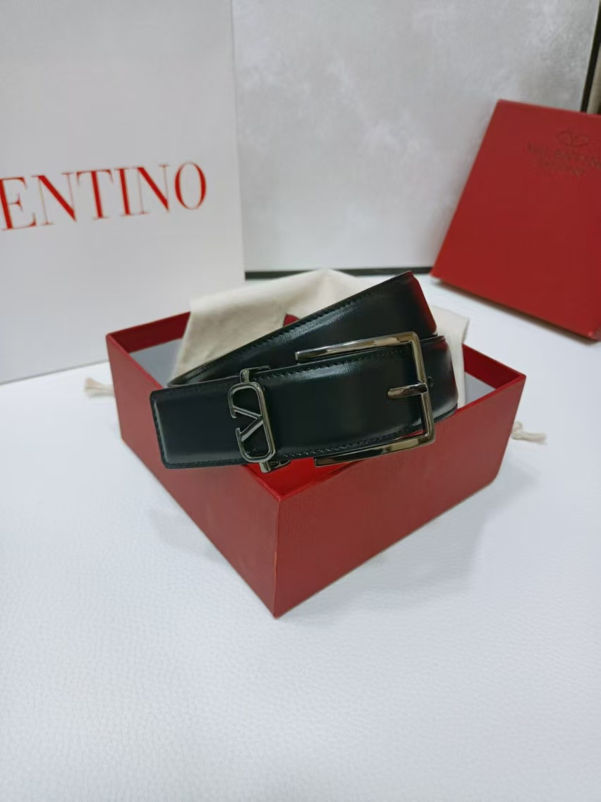 - 针扣 简约黄铜搭扣-外层亮面质感小牛皮-内部亮面小牛皮-宽度：3.4厘米VLOGO SIGNATUR