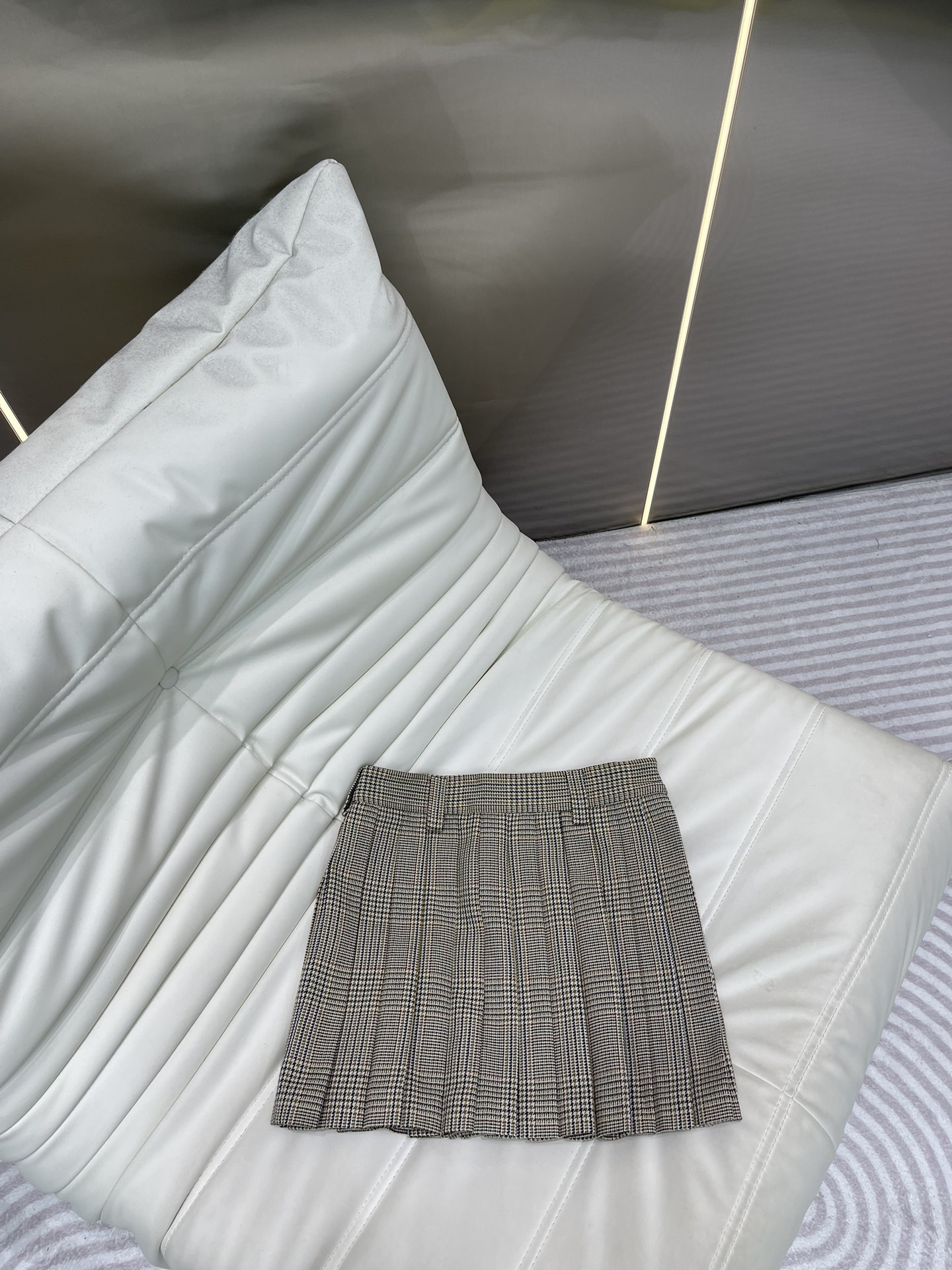 NO:316629,Miumi*25 new product, retro plaid jk style ultra-short pleated skirt!  Retro and age-reducing girls’ academy style, with 3D three-dimensional tailoring and versatile and slimming!  The back waist patch embroidered letter logo is low-key and luxurious, sweet and cool style and fashionable girl's wardrobe must have temperament items. SML AA2, miumiu, skirts, alexander wang19860909Miumi*25新品,复古格纹jk风超短款压褶半裙！文艺复古减龄少女学院风气质单品,3D立体剪裁版型百搭又显瘦！后腰贴布刺绣字母logo低调奢华,甜酷风时髦少女衣橱必备气质单品.SML AA2,,miumiu,skirts,alexander wang,Women's clothing