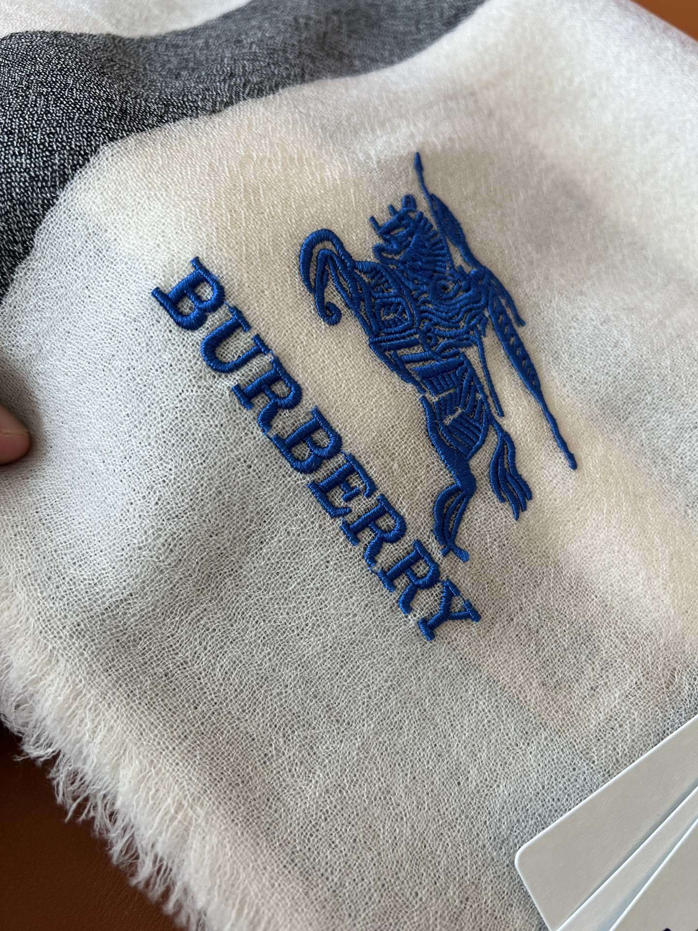 超值福利块️象牙白色!意外的惊喜️像极了婴儿的肌肤️burberry本年度最美山羊绒戒指绒极品️220支