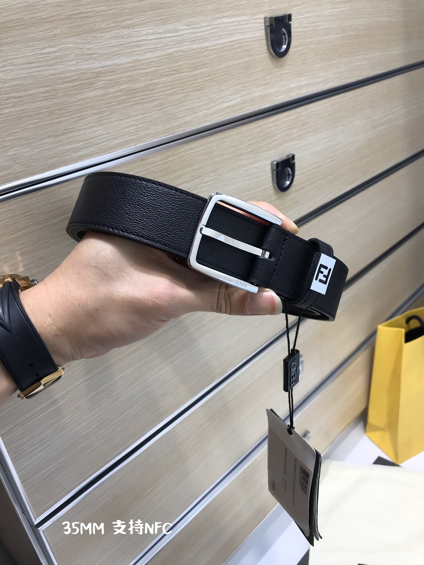 NO:139720,Original order, delivery counter packaging, punching needle, new style FD wide 35MM F logo shape, support NFC letter pin buckle, made with iconic, imported grain calfskin, soft touch, gold-plated surface metal products, original details, guaranteed quality, non-market currency!  , belt, cowhide, gold plating19860909原单 配送专柜包装 打孔针 新款 FD 宽35MM F标志造型 支持NFC 字母针扣 搭配标志性,进口粒面小牛皮制成,手感柔软,镀金表面金属制品,原版细节走线,品质保证,非市场通货！,皮带,cowhide,gold plating,Belt