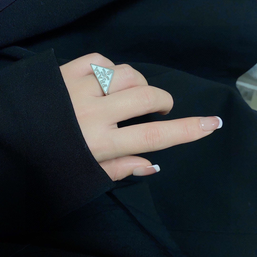 Prada Triangle Open Ring: Black and White Summer Compliment with Super-Mix - 图片 3