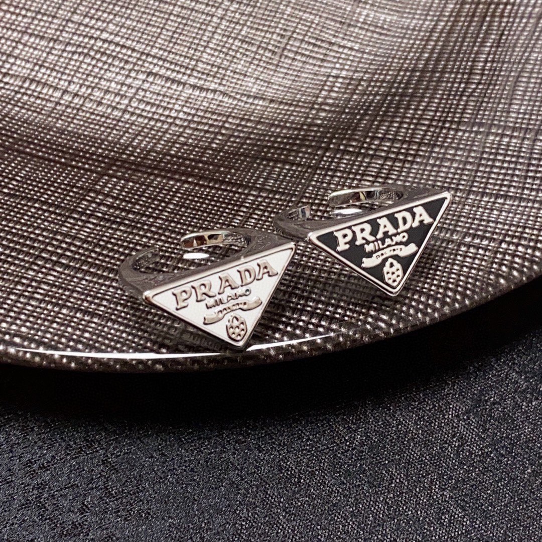 Prada Triangle Open Ring: Black and White Summer Compliment with Super-Mix - 图片 7