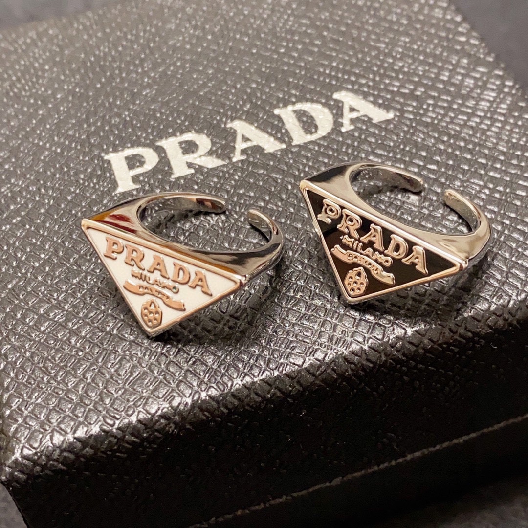 Prada Triangle Open Ring: Black and White Summer Compliment with Super-Mix - 图片 6